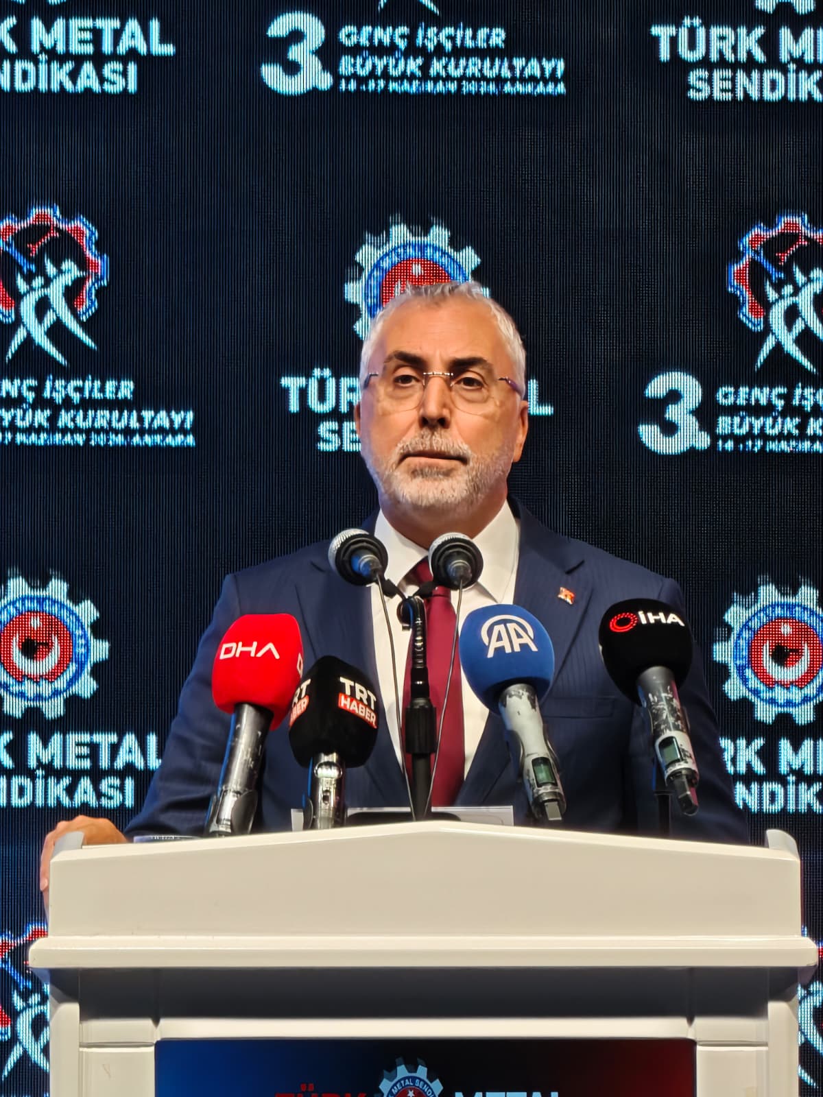 Vedat Işıkhan Genç İşçilerle Bir Arada