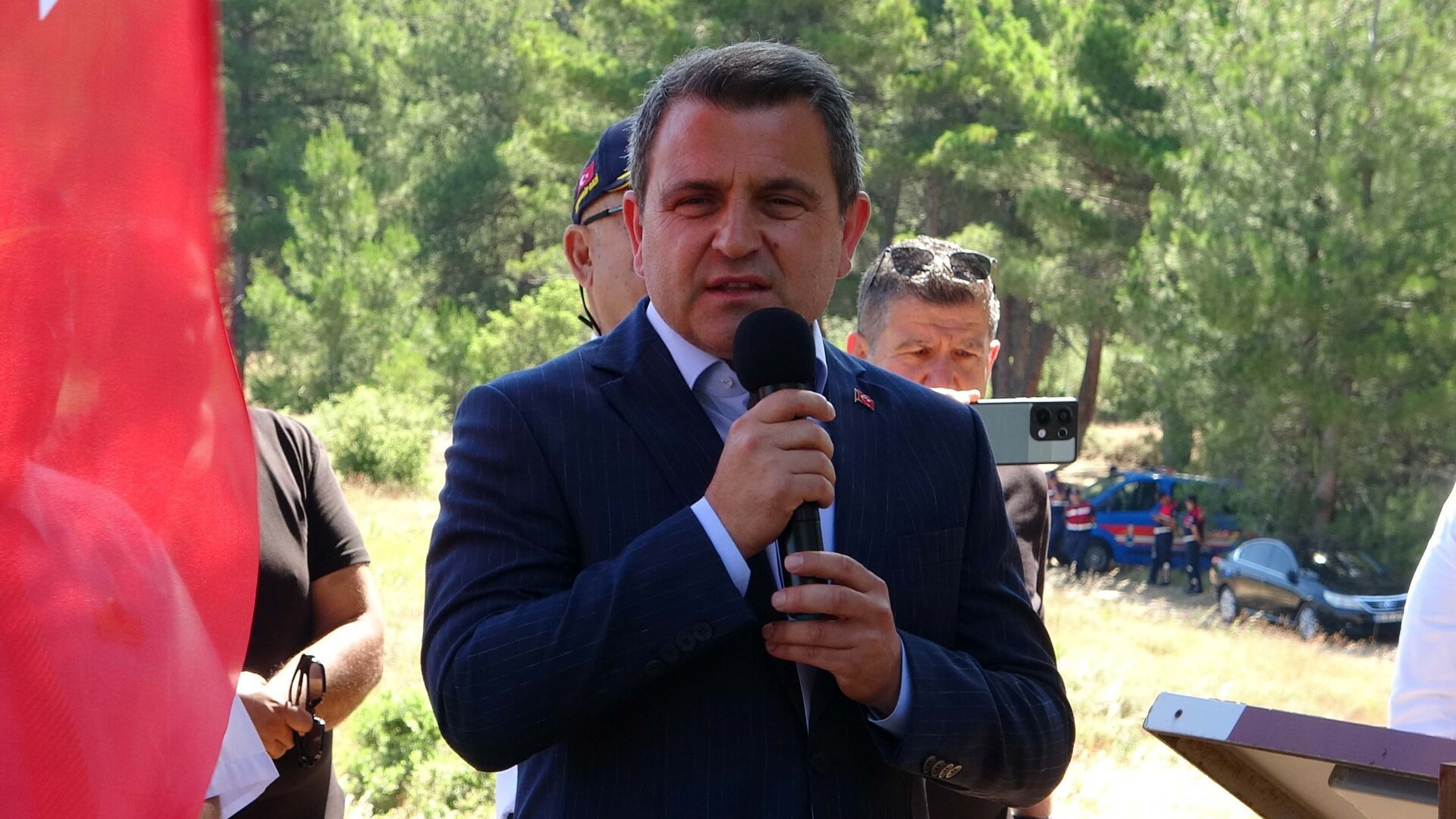 Kabre karanfil bırakma