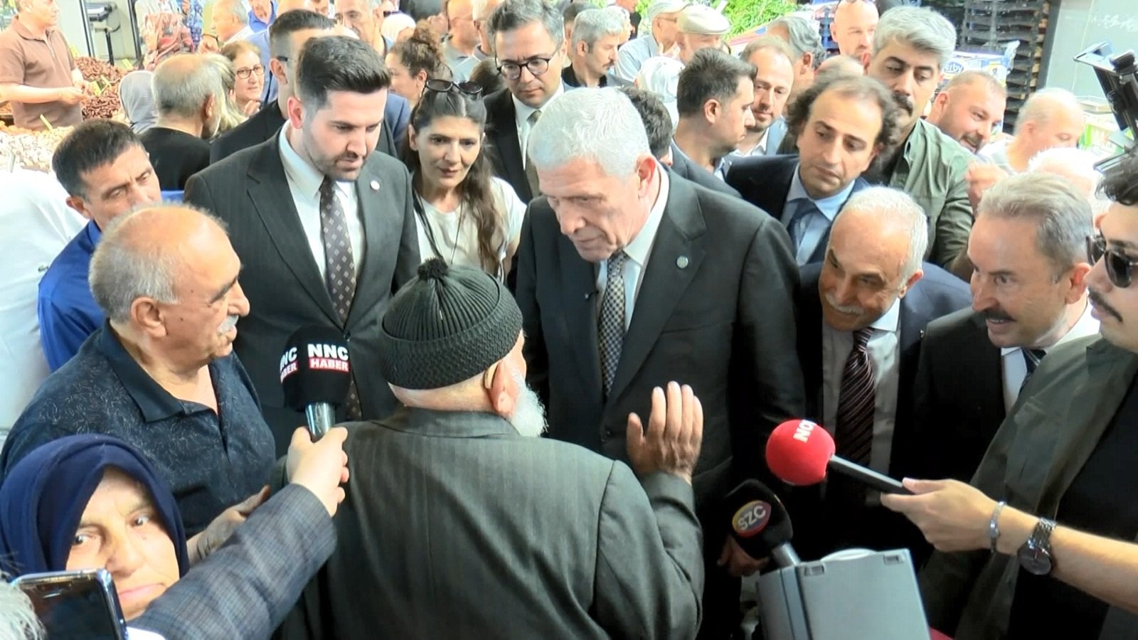Müsavat Dervişoğlu vatandaşlarla sohbet ediyor