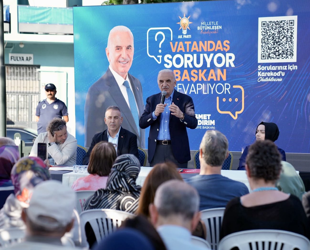 Ümraniye Belediye Başkanı İsmet Yıldırım mahalle sakinleriyle bir arada