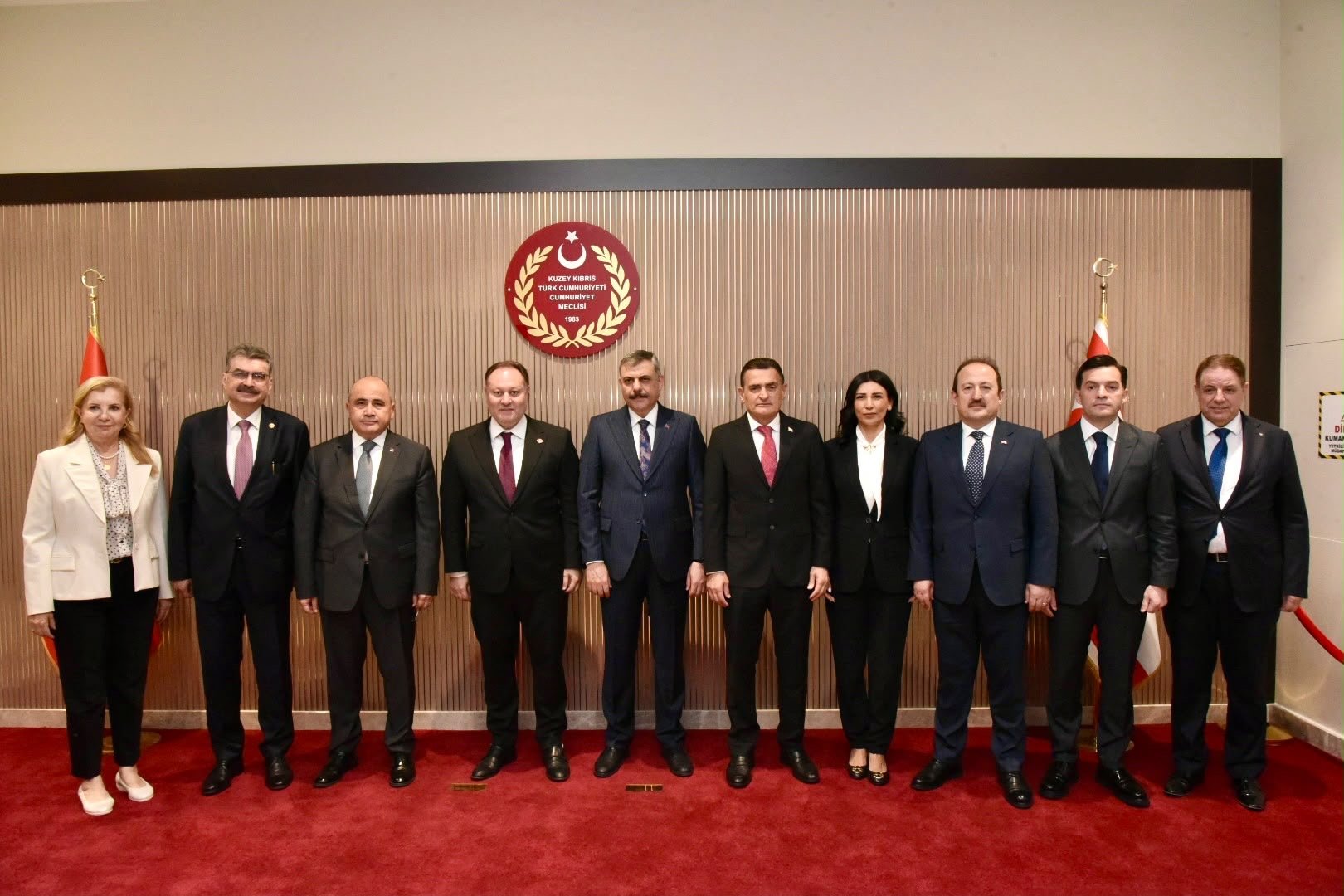 KKTC Meclis Başkanı Ziya Öztürkler ve İçişleri Bakanı Mustafa Çiftçi hediye takdiminde