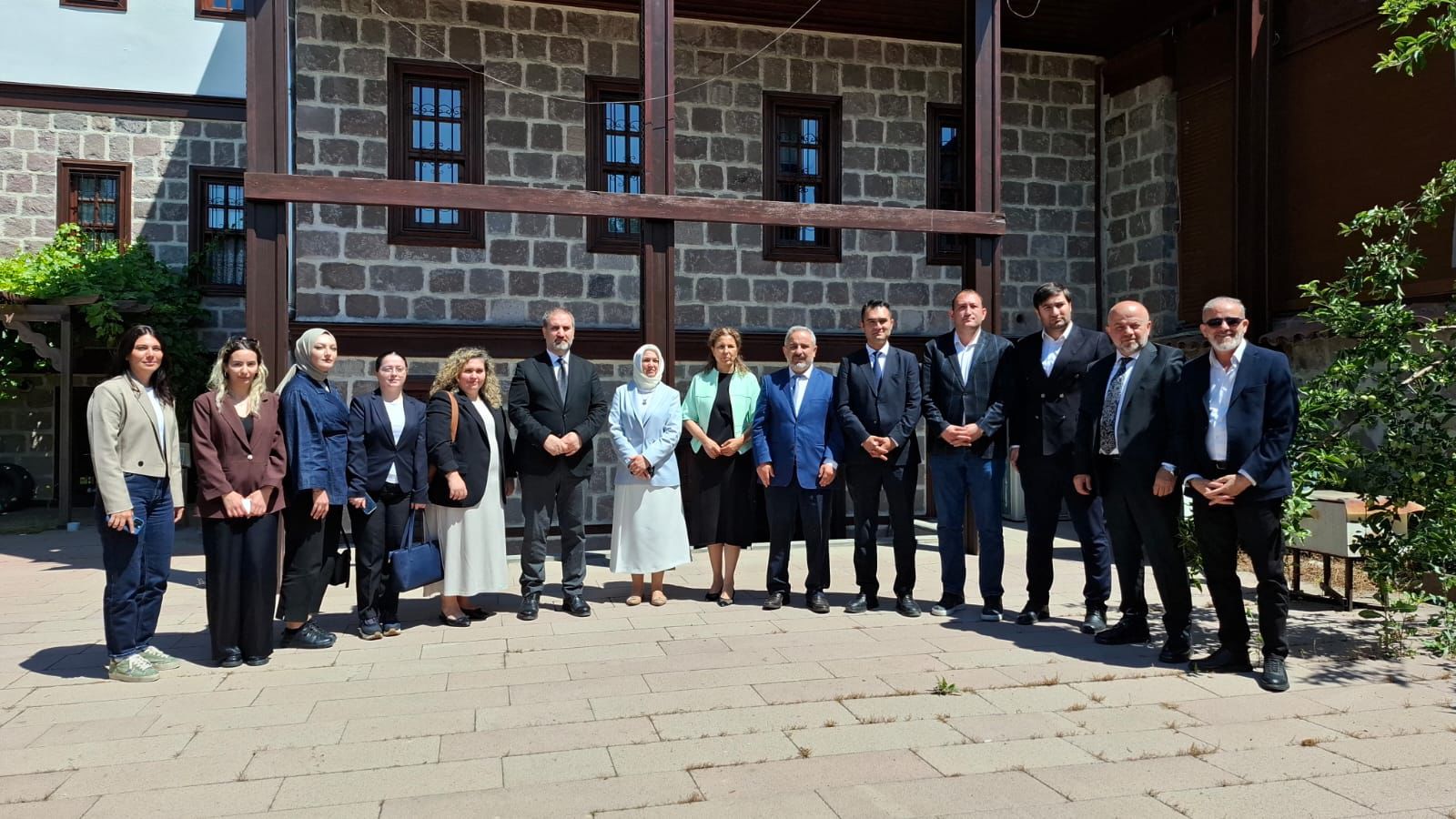 Basın mensupları ile bir araya gelen Mustafa Şen