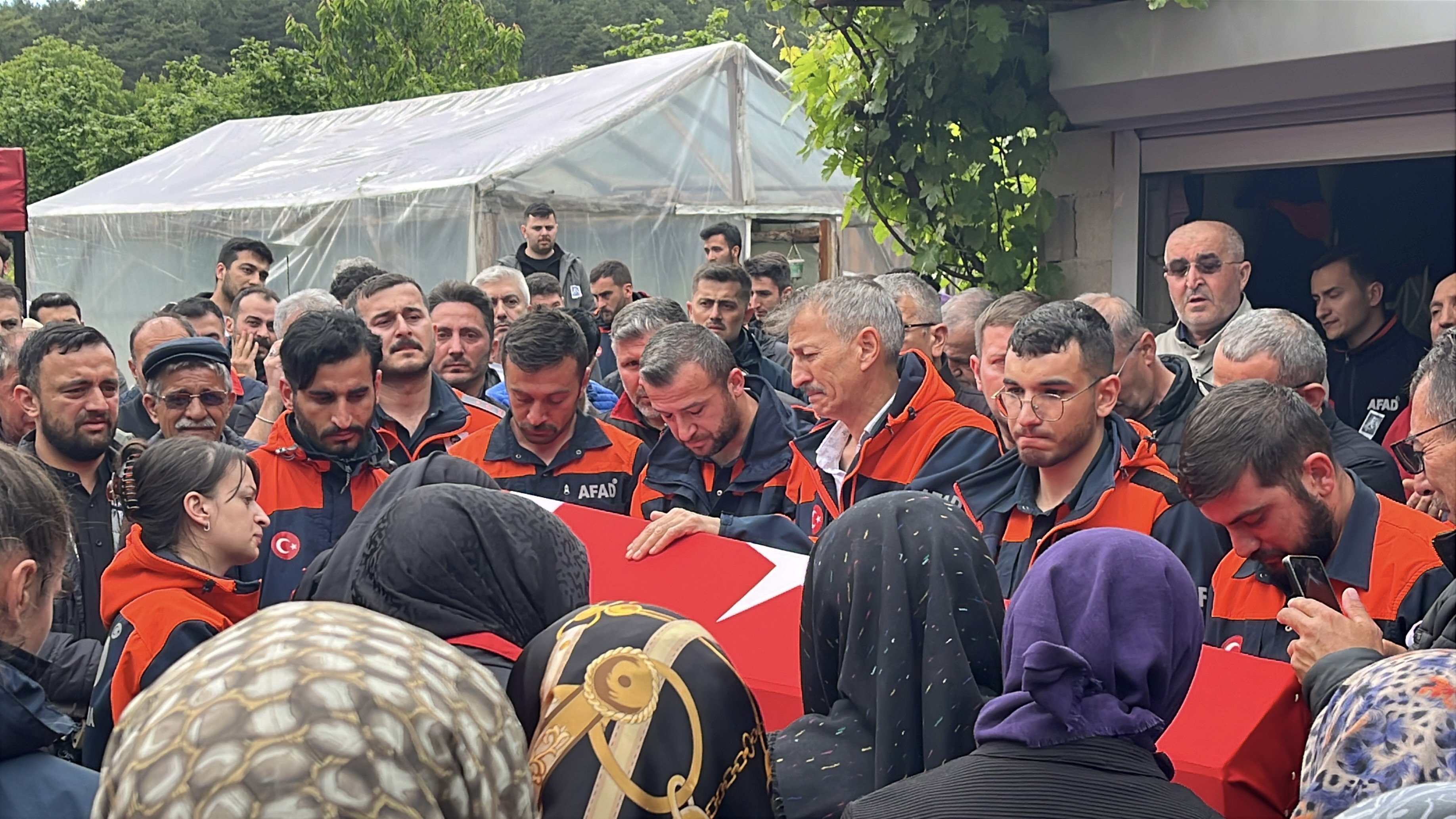 Cenaze törenine katılanlar