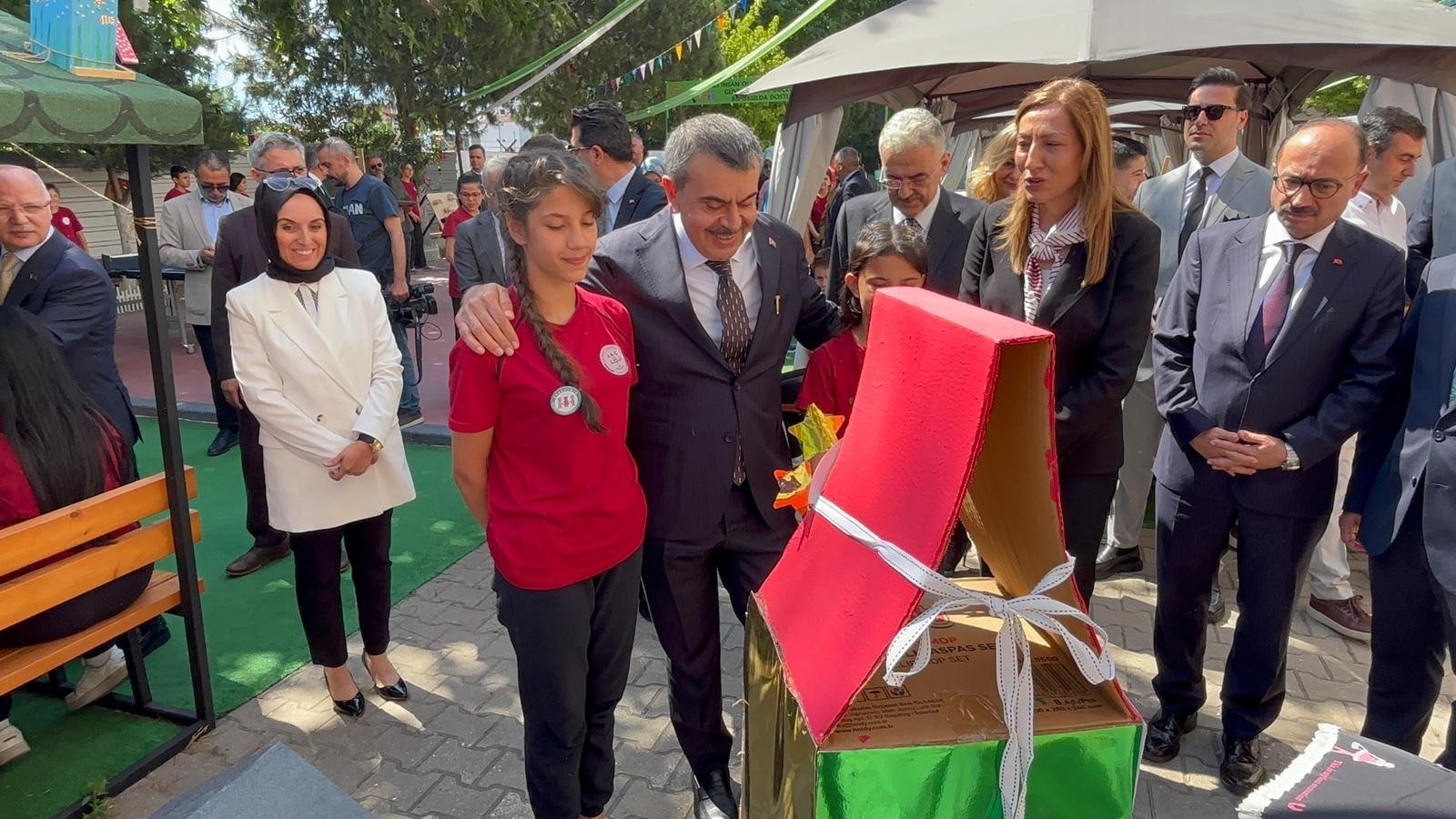 Bakan Tekin sergi alanında