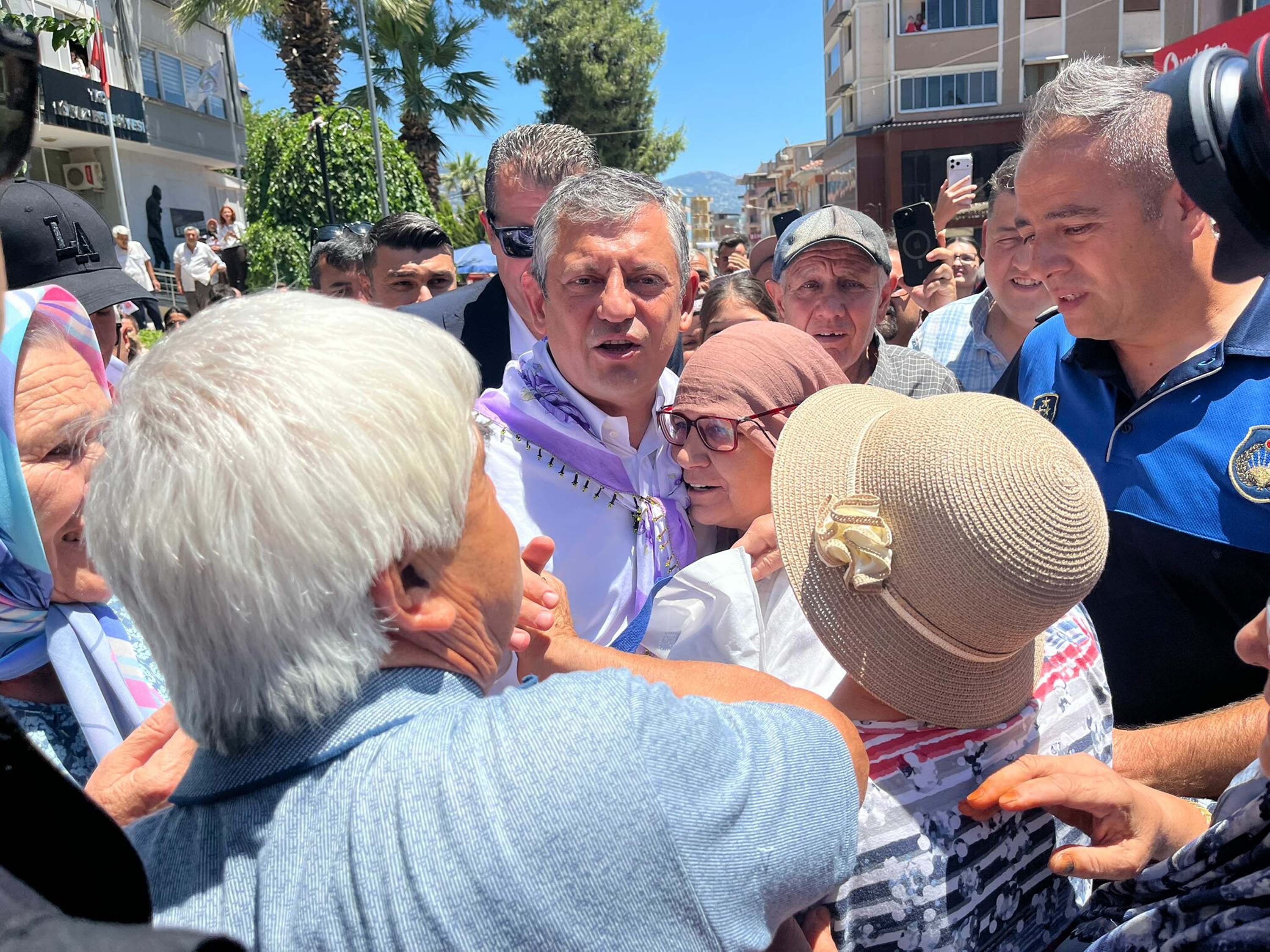 Özgür Özel otobüs üstü konuşması