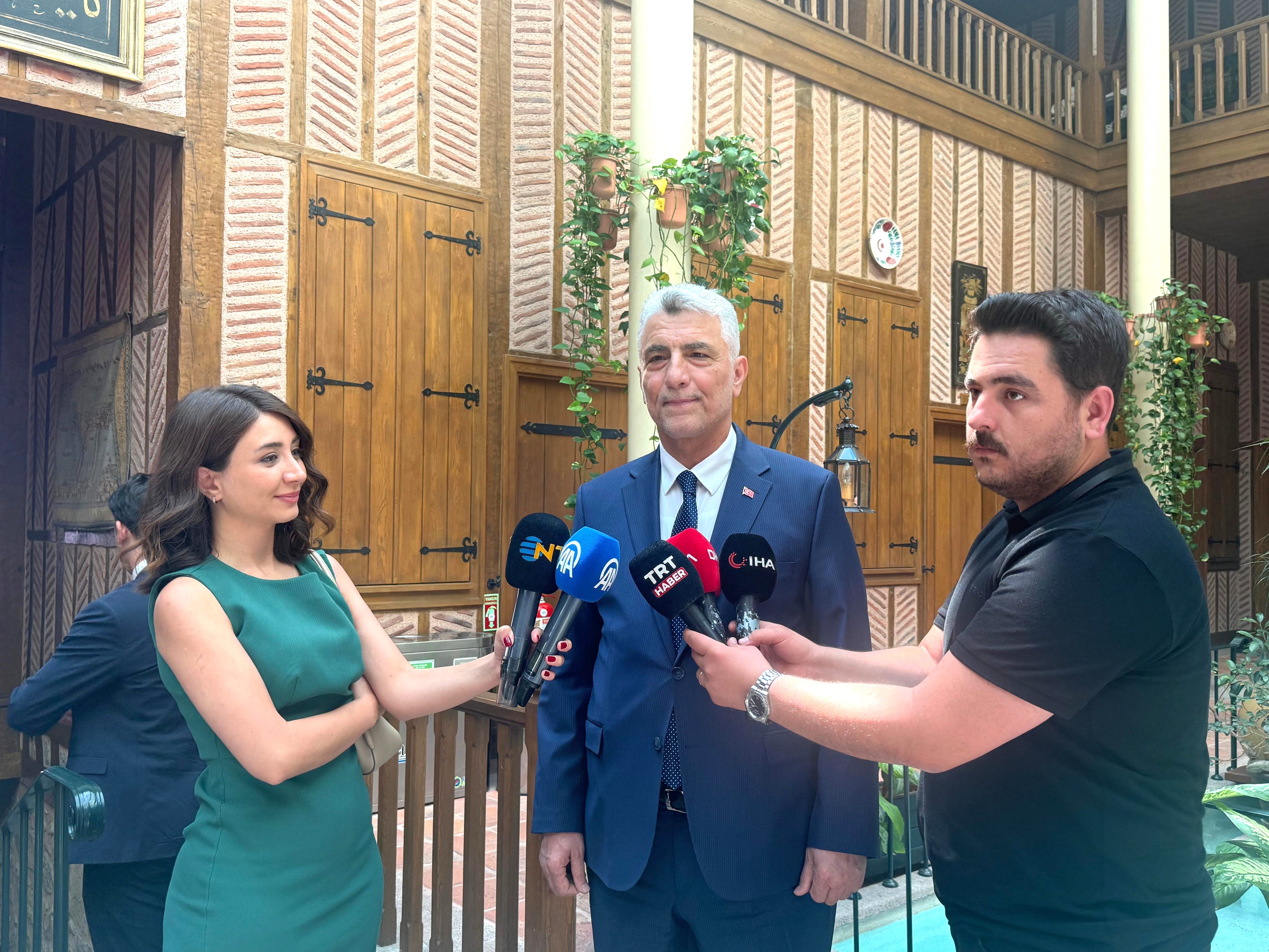 Bakan Bolat ve Kos tokalaşırken