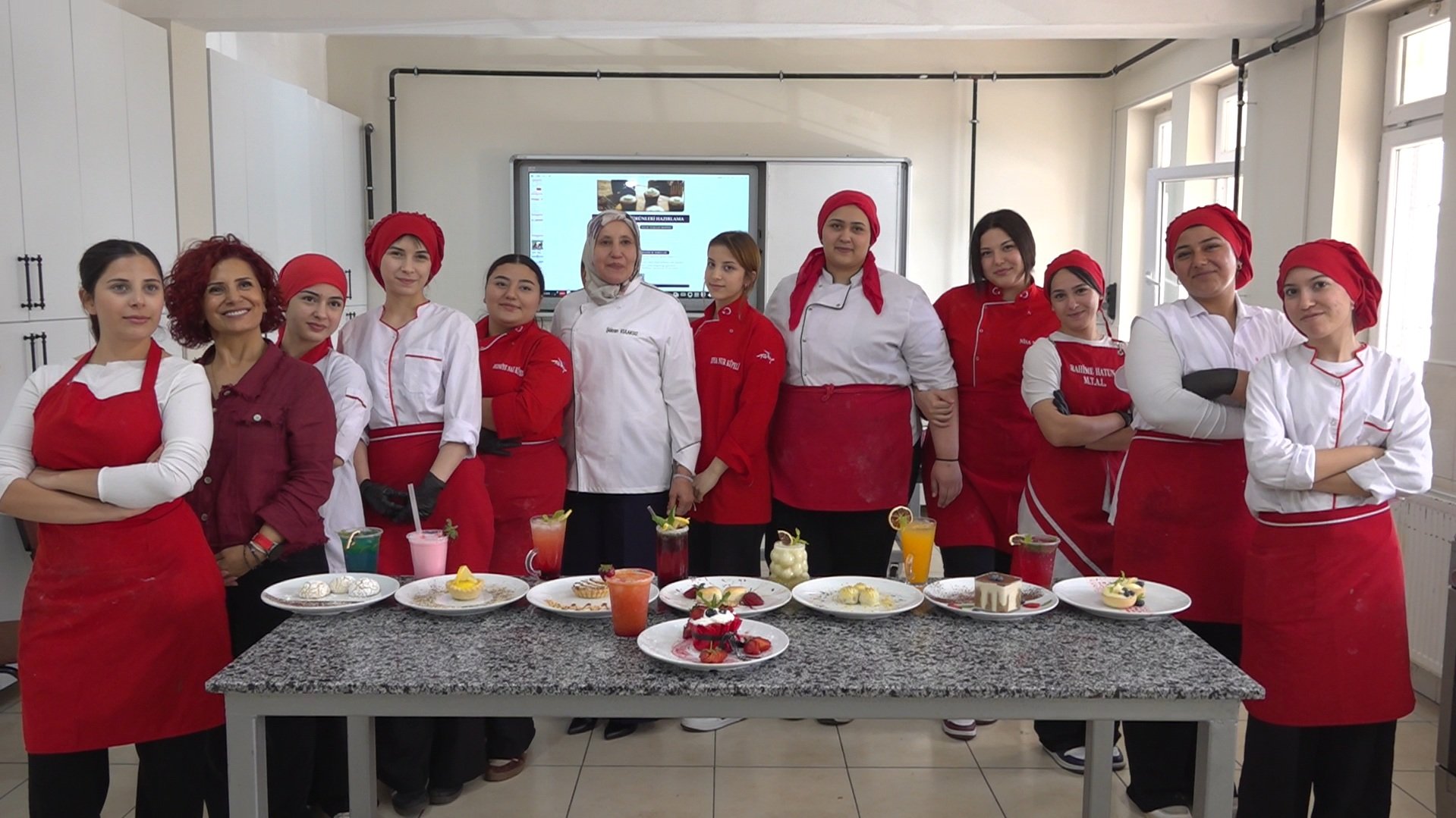 Öğrenciler meslek lisesinde ekmek üretiyor