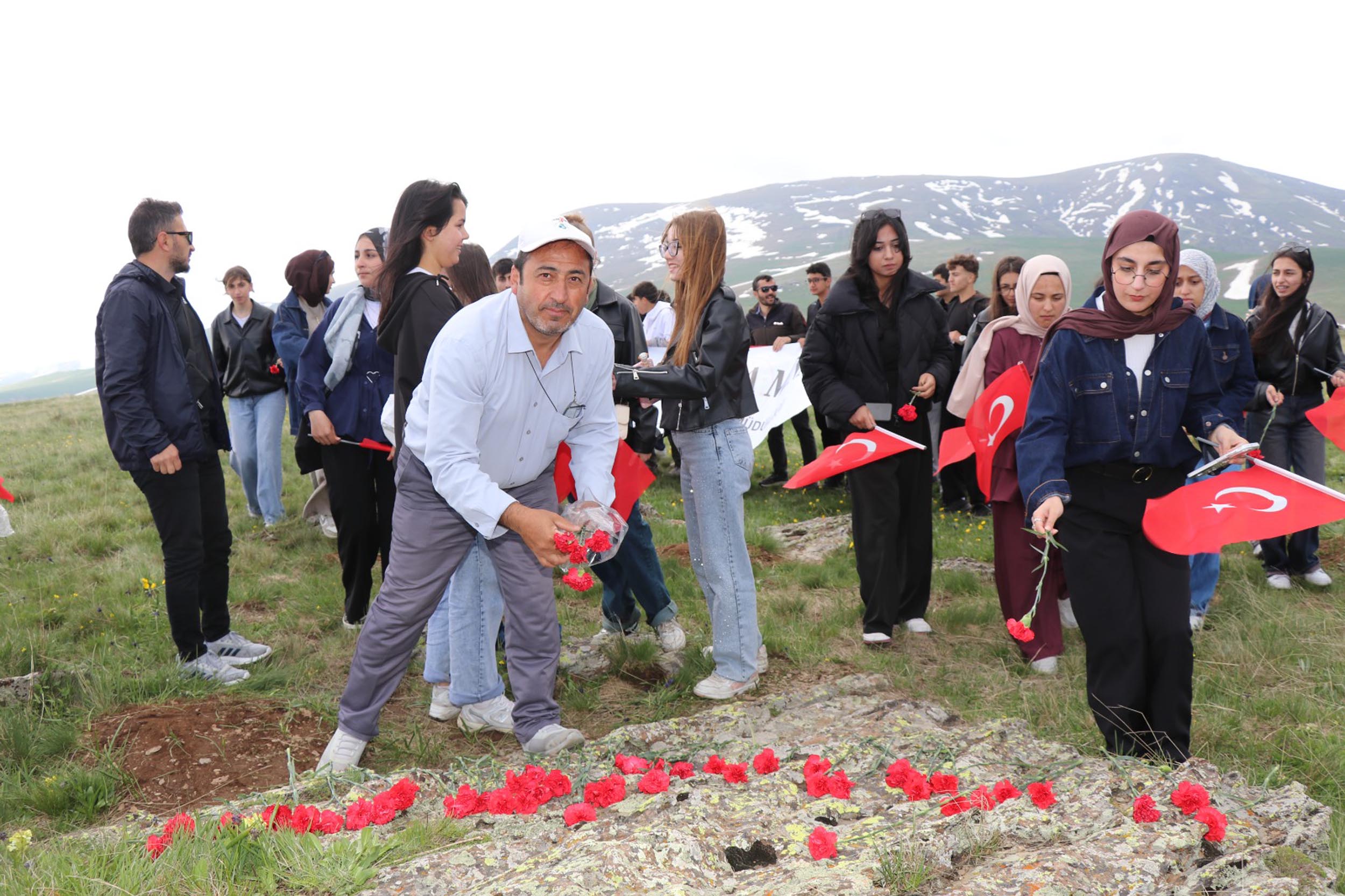 Öğrenciler Allahuekber Şehitliği