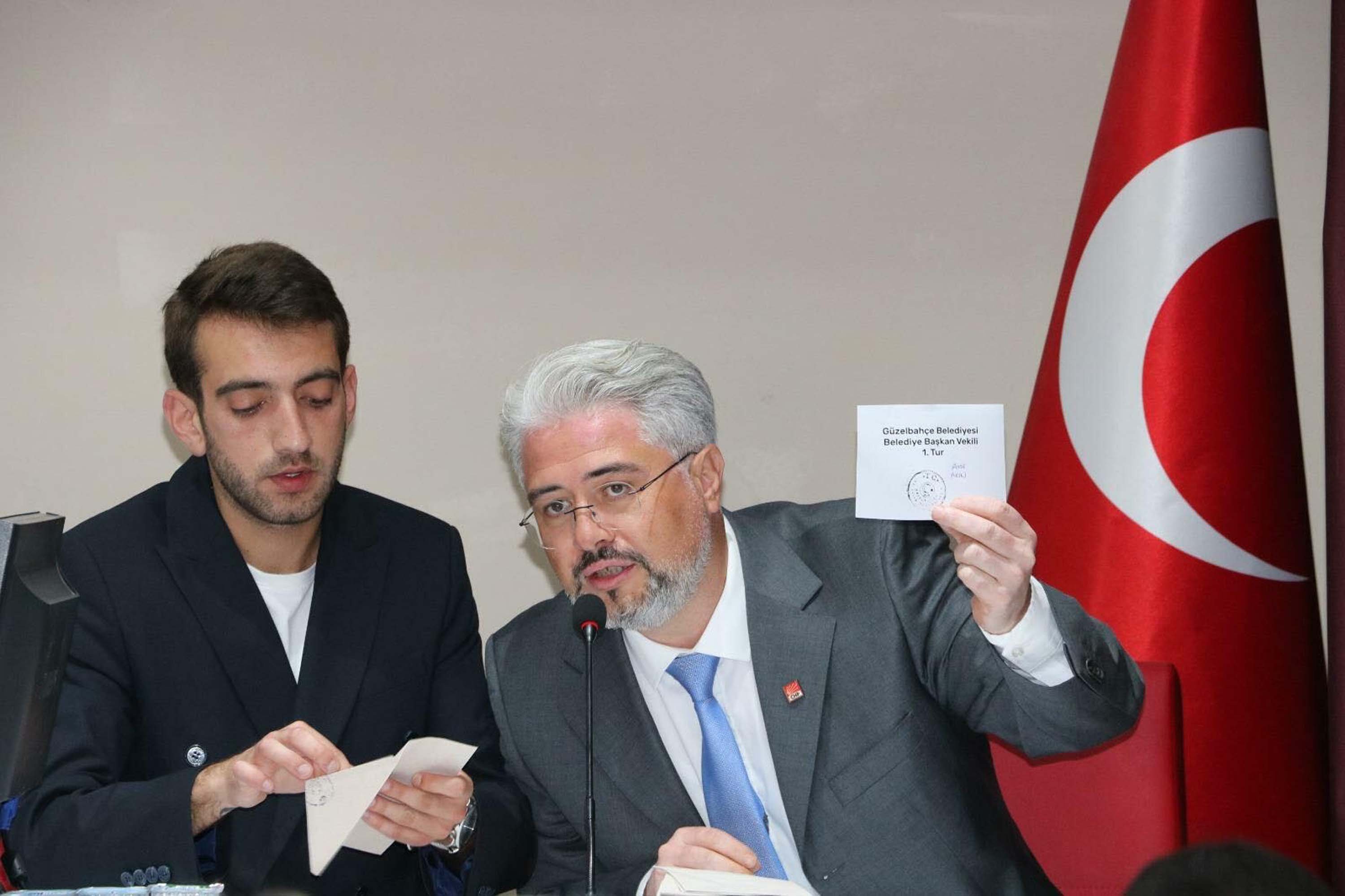 Ayşe Akın oy kullanırken