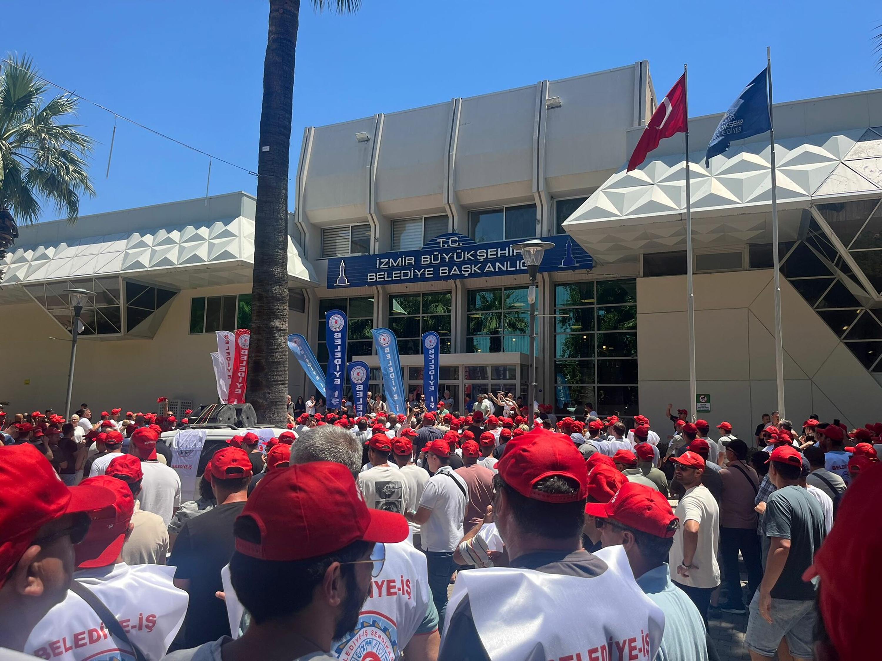 İzmir Büyükşehir Belediyesi önünde işçi eylemi