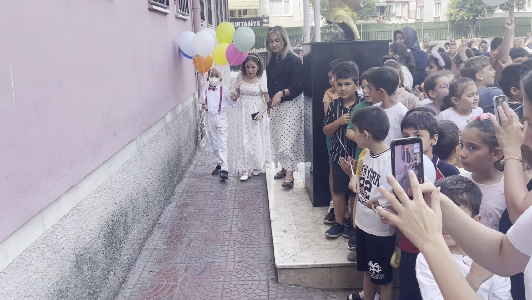 Kadir Tuşa okulunda balonlarla karşılandı