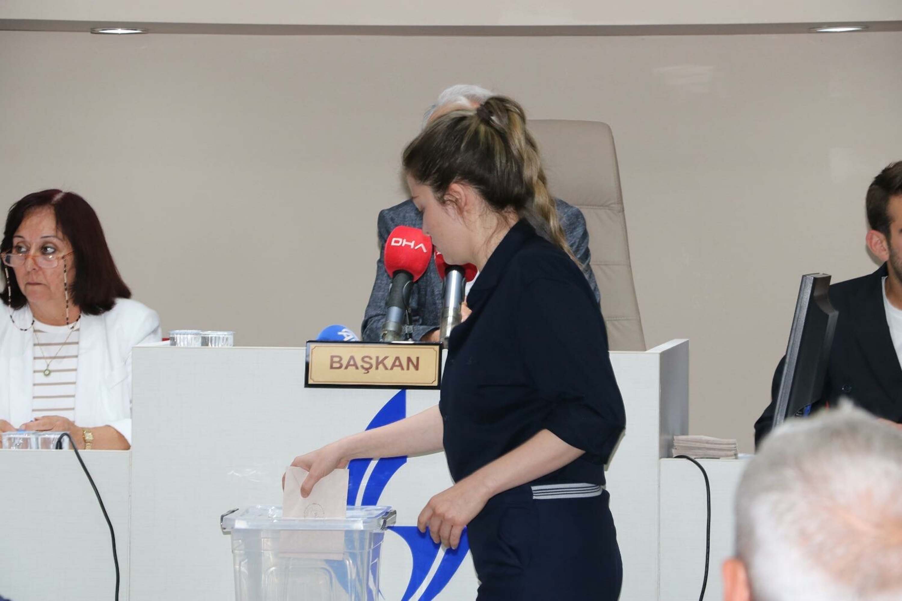 Ayşe Akın ve meclis üyeleri