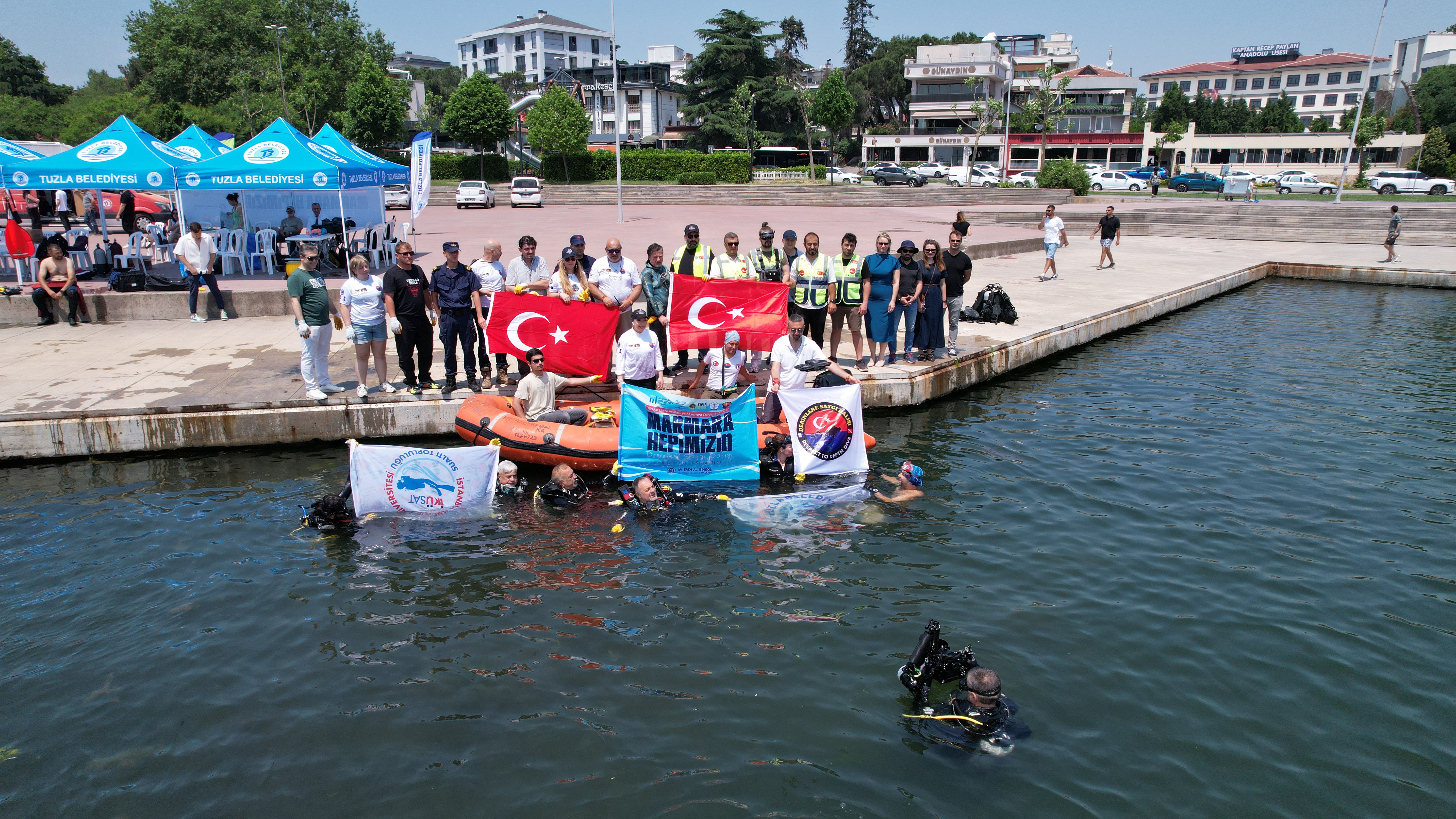 Gönüllü dalgıçlar sualtı temizliği yapıyor