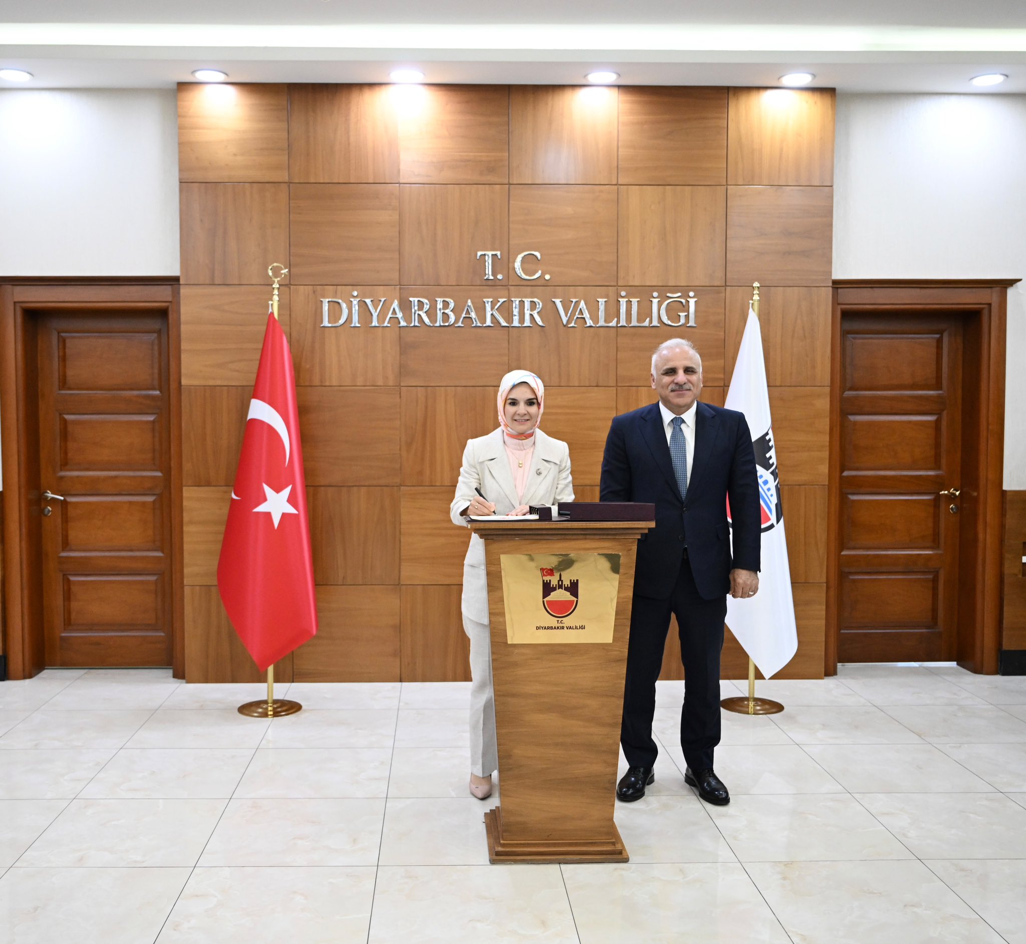 Aile ve Sosyal Hizmetler Bakanı Mahinur Özdemir Göktaş yetkililerden bilgi aldı.