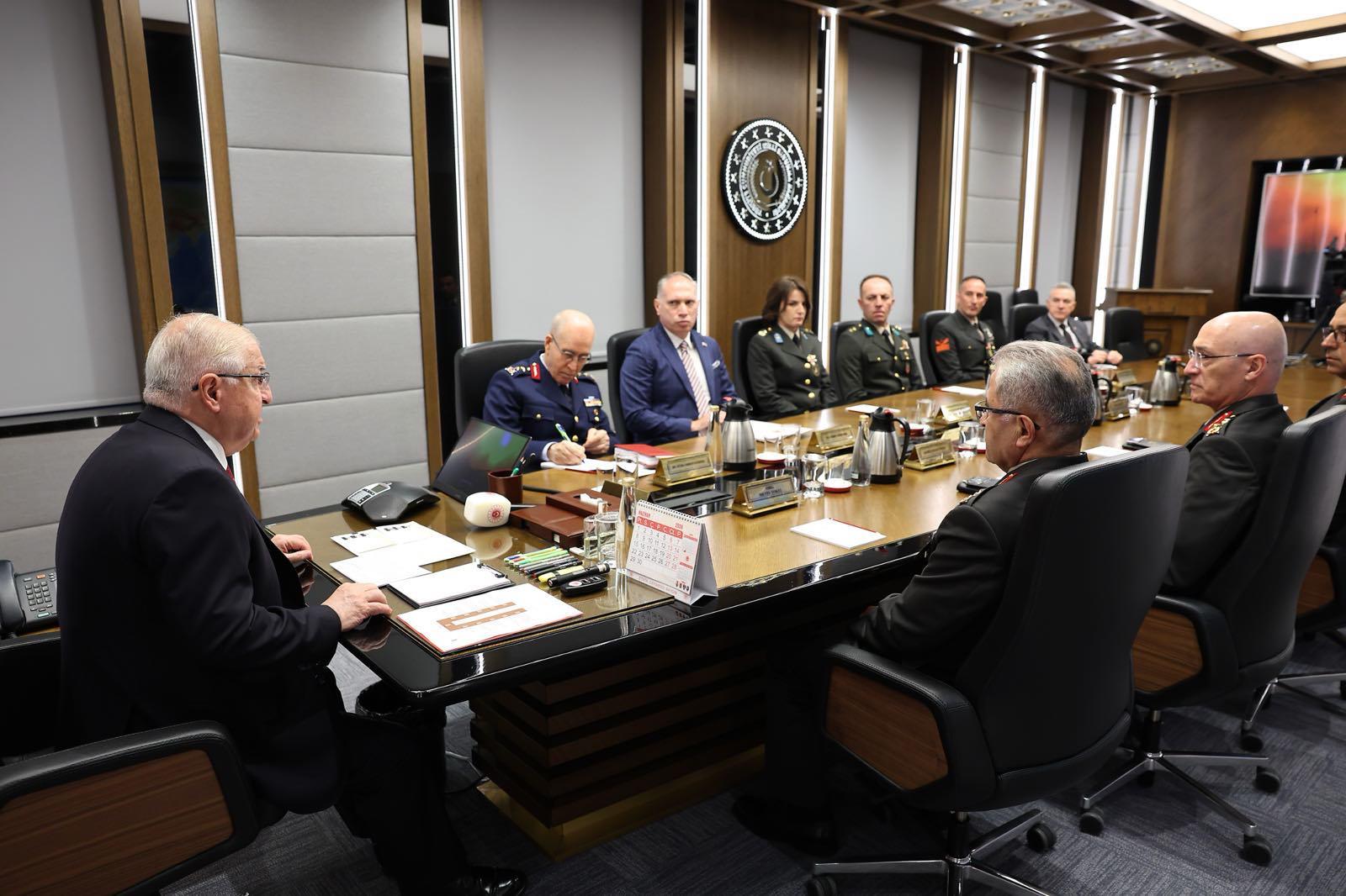 Bakan Güler Kara Kuvvetleri personelini kabul etti