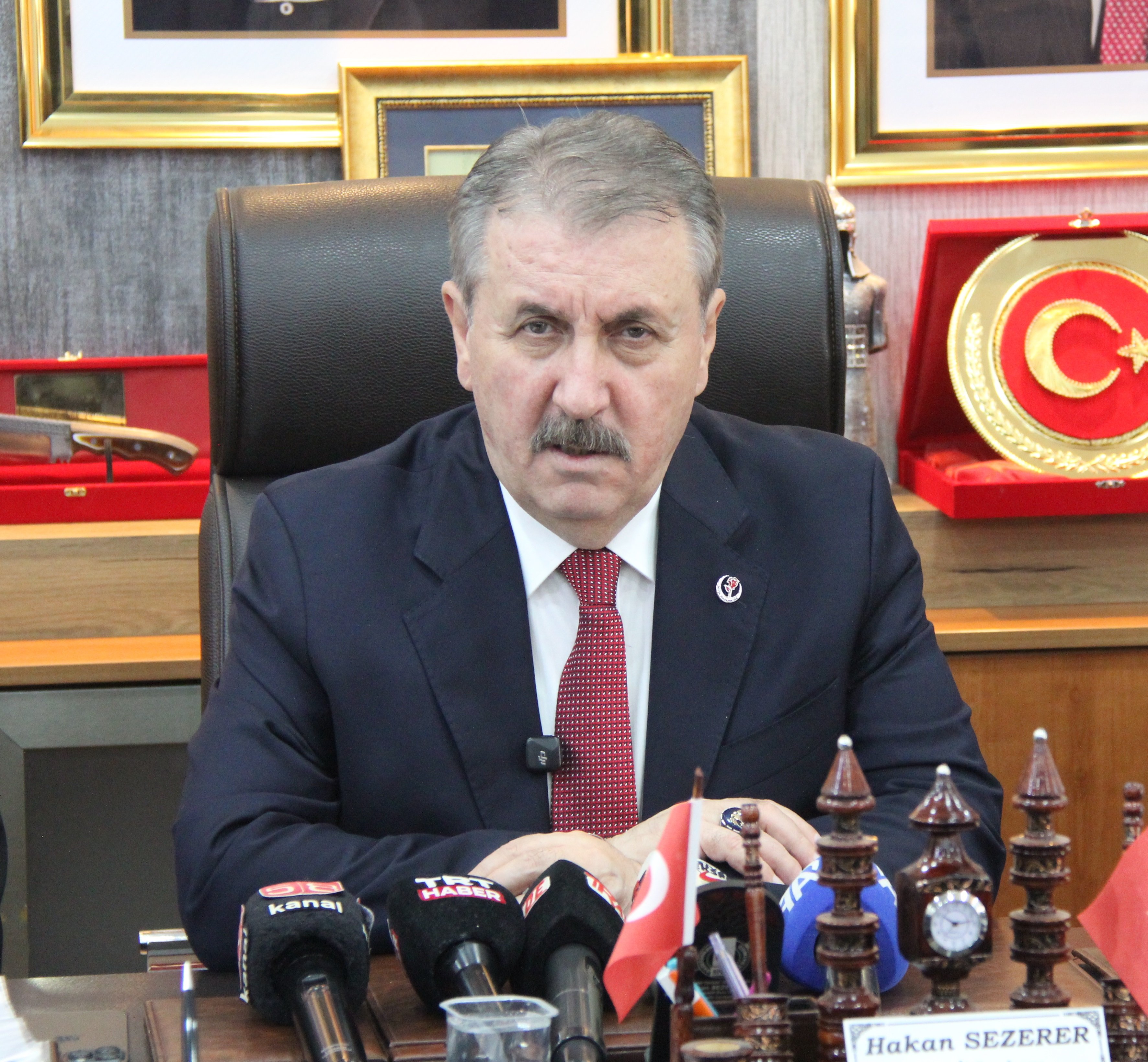 Mustafa Destici basın toplantısında konuşuyor