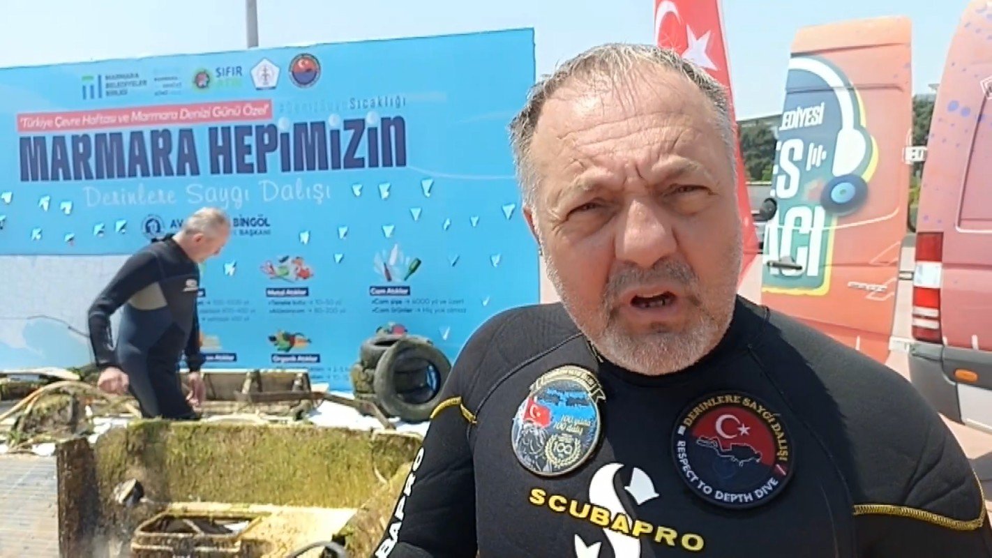 Gönüllü dalgıçlar deniz temizliğinde