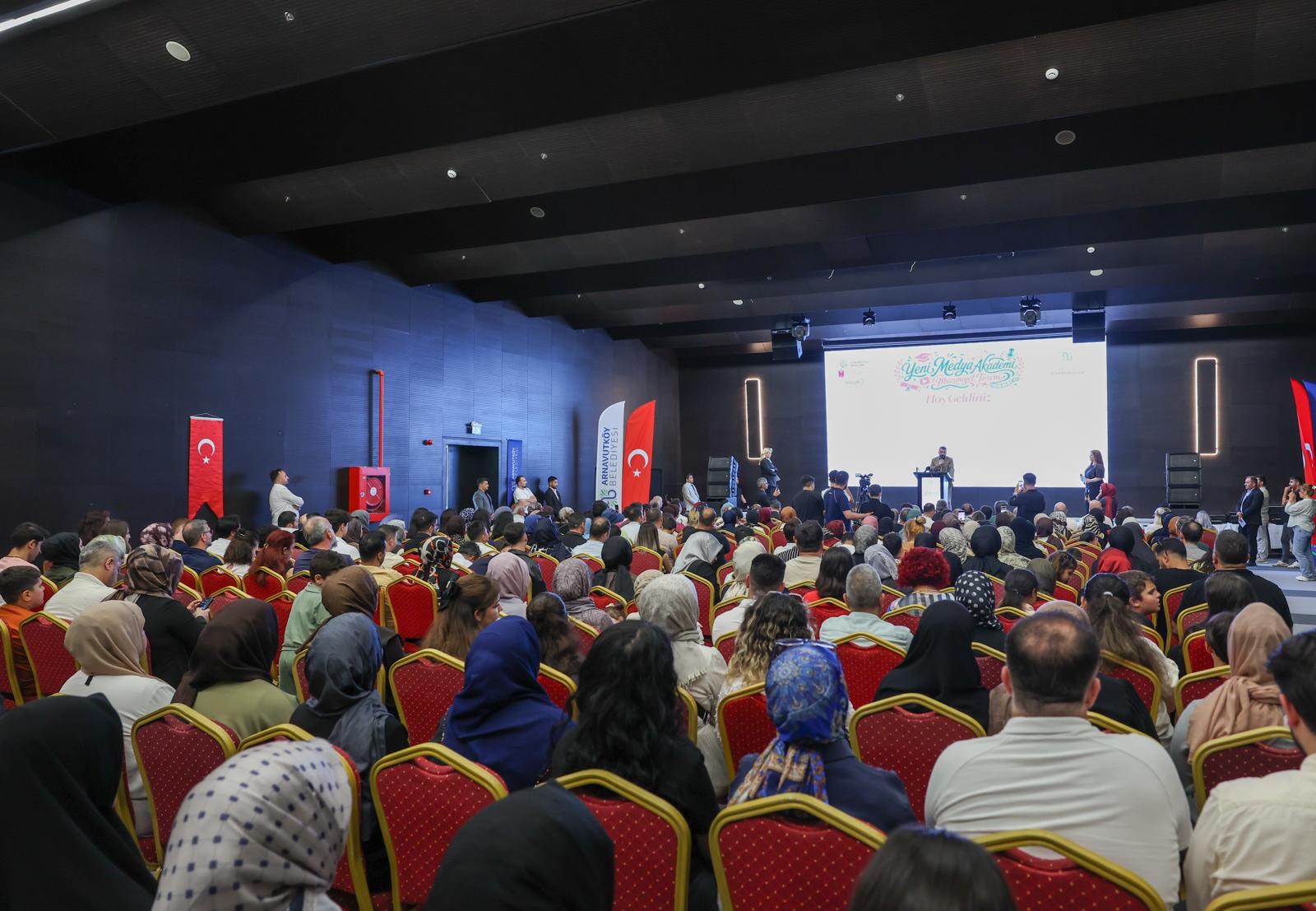Yeni Medya Akademi mezuniyet töreni toplu fotoğraf