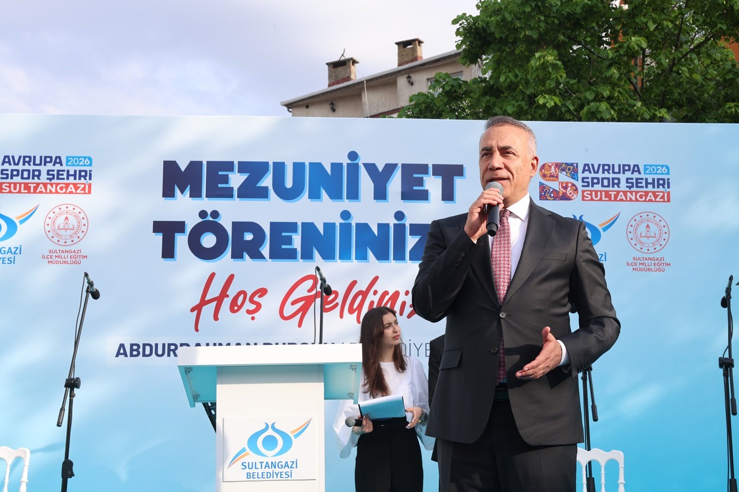 Sultangazi Belediye Başkanı Abdurrahman Dursun, gençlerin mezuniyet coşkusuna ortak oldu.