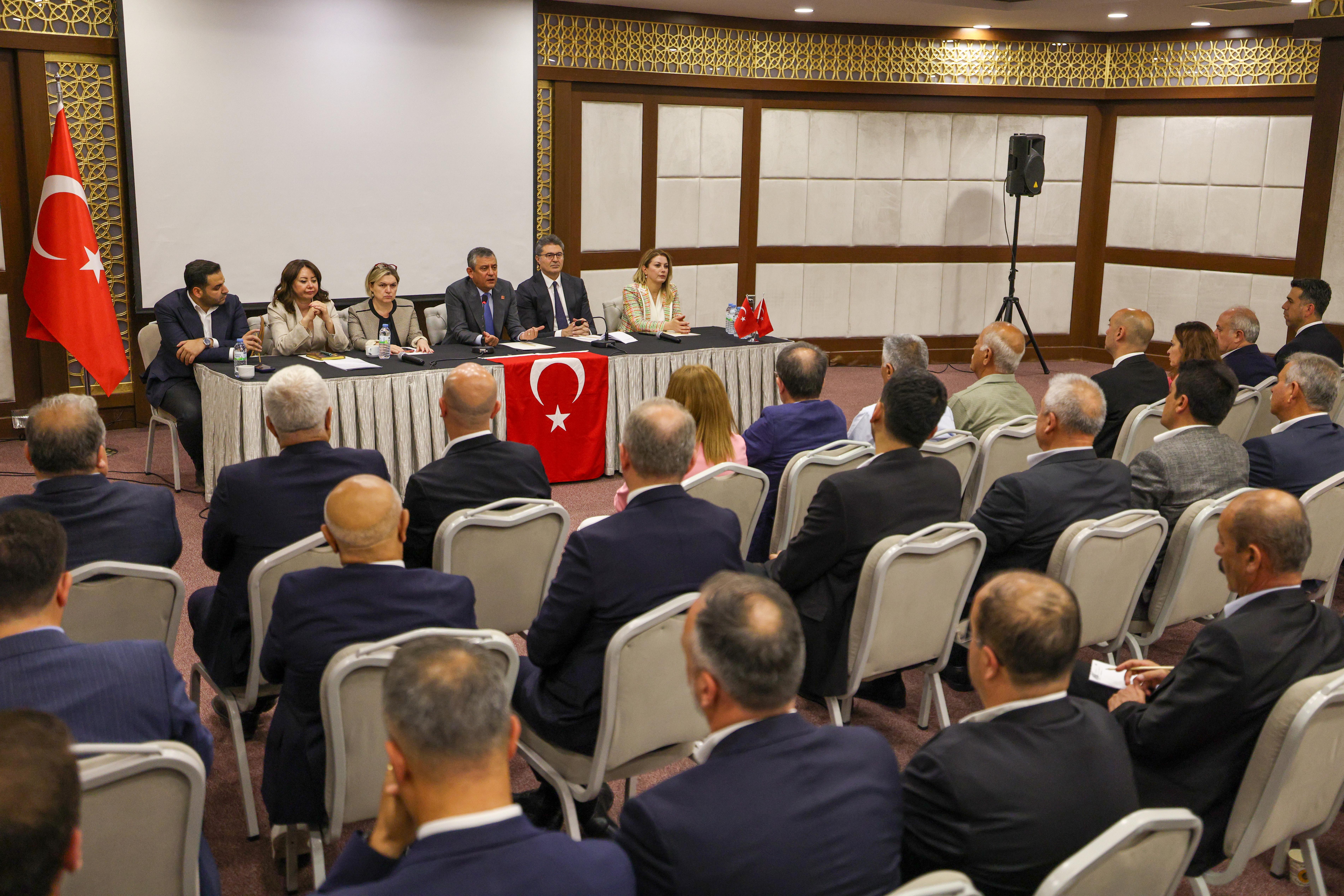 Özgür Özel CHP il başkanlarıyla