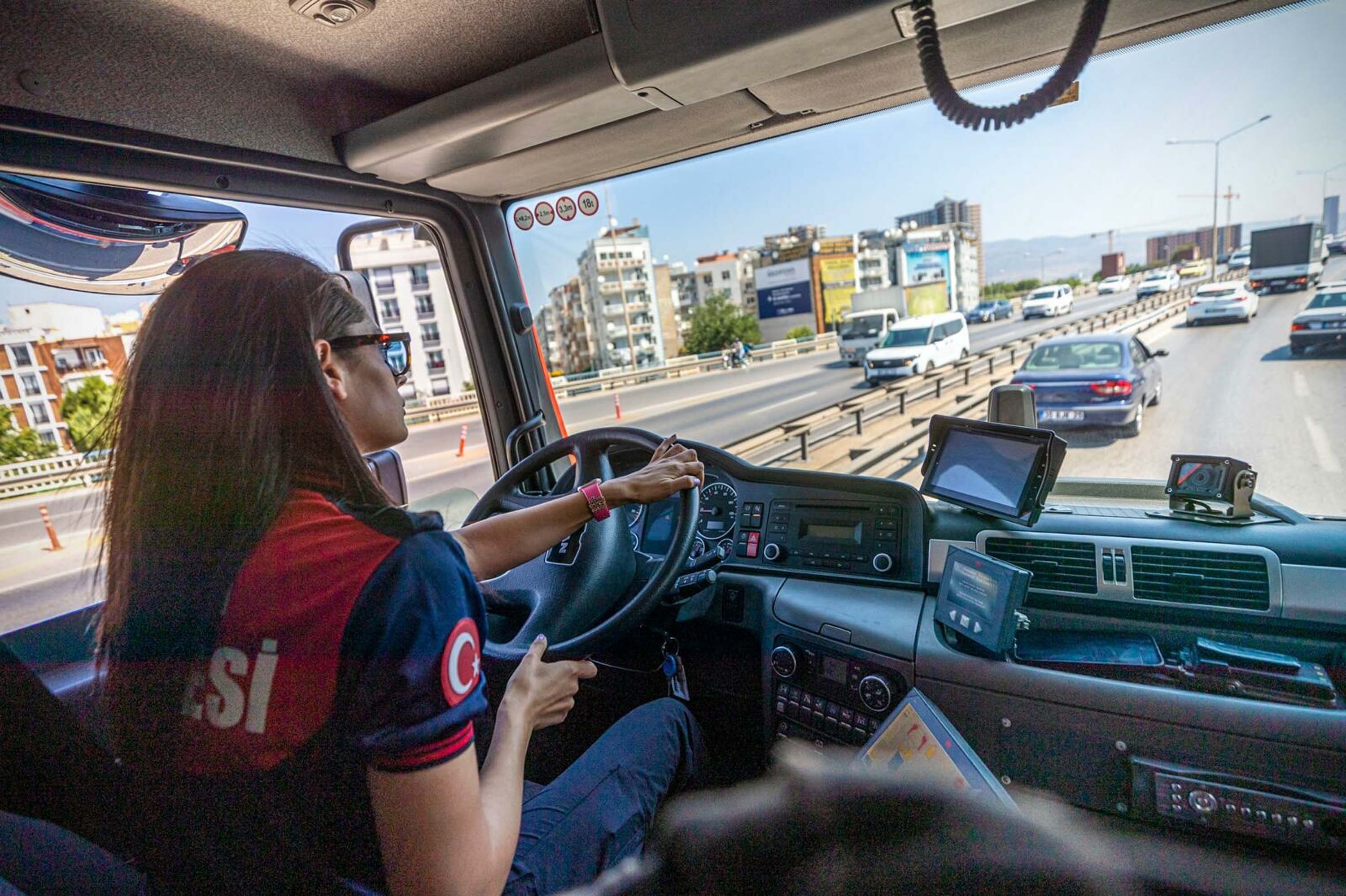 Ayet Kütükbaş, İzmir itfaiyesinin ilk kadın şoförü