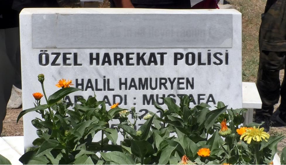 Madalyalar şehit mezarına bırakılırken