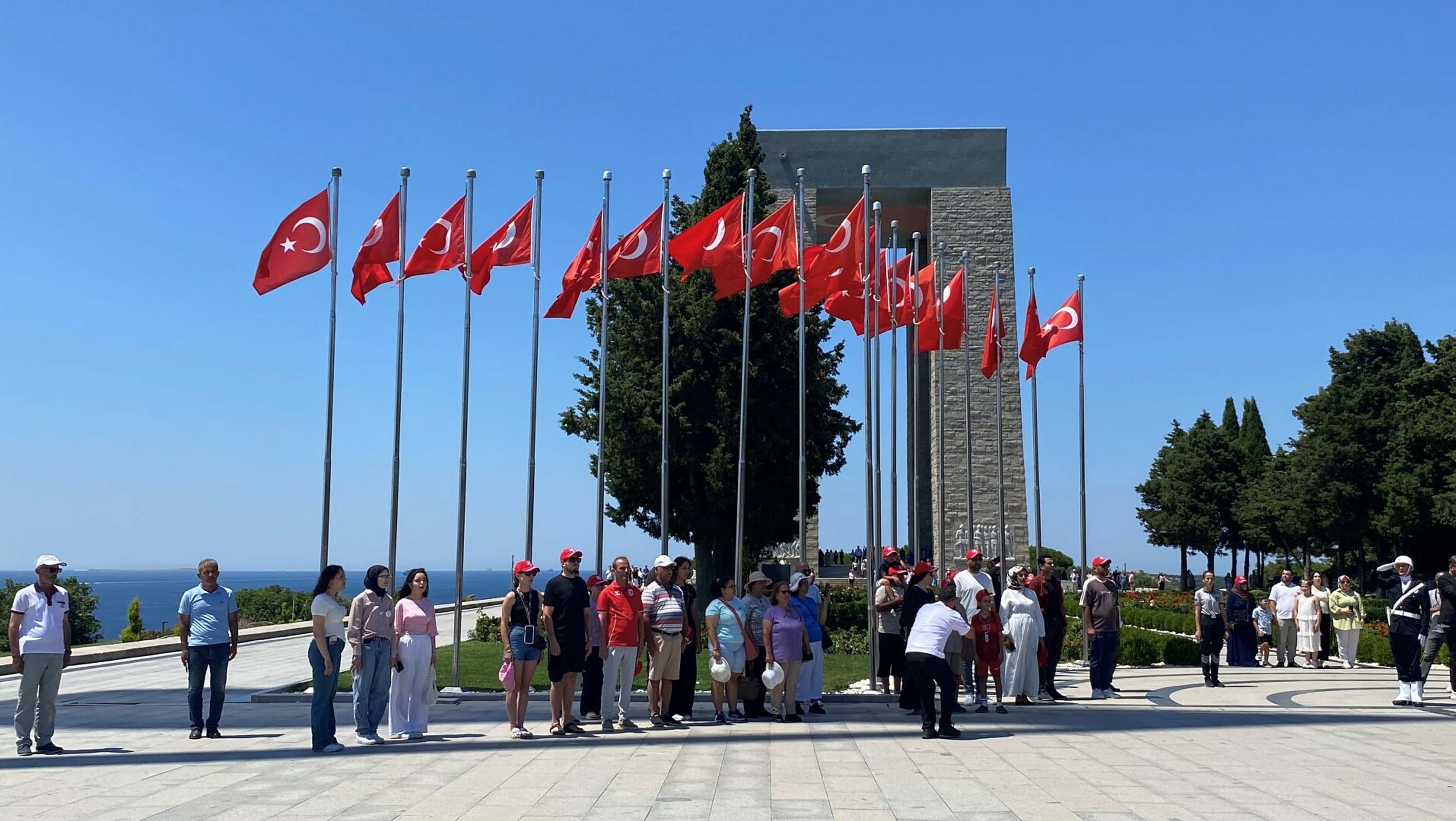 Vali Toraman Törende Çelenk Sunarken
