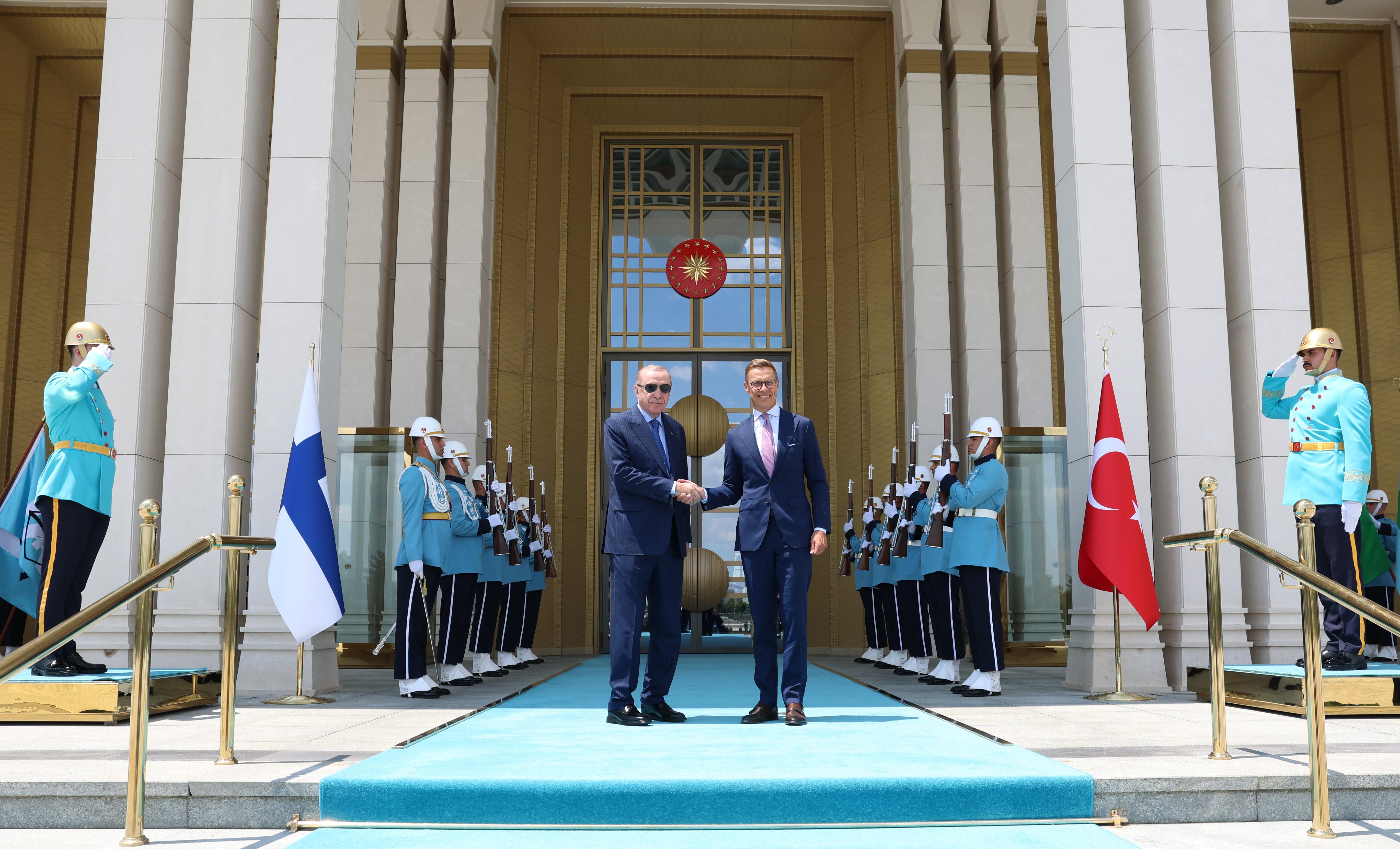 Cumhurbaşkanı Erdoğan ve Finlandiya Cumhurbaşkanı Stubb tokalaşırken