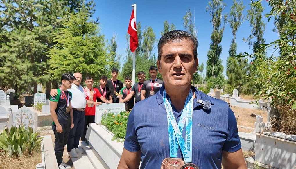 Sporcular ve şehit yakınları toplu halde
