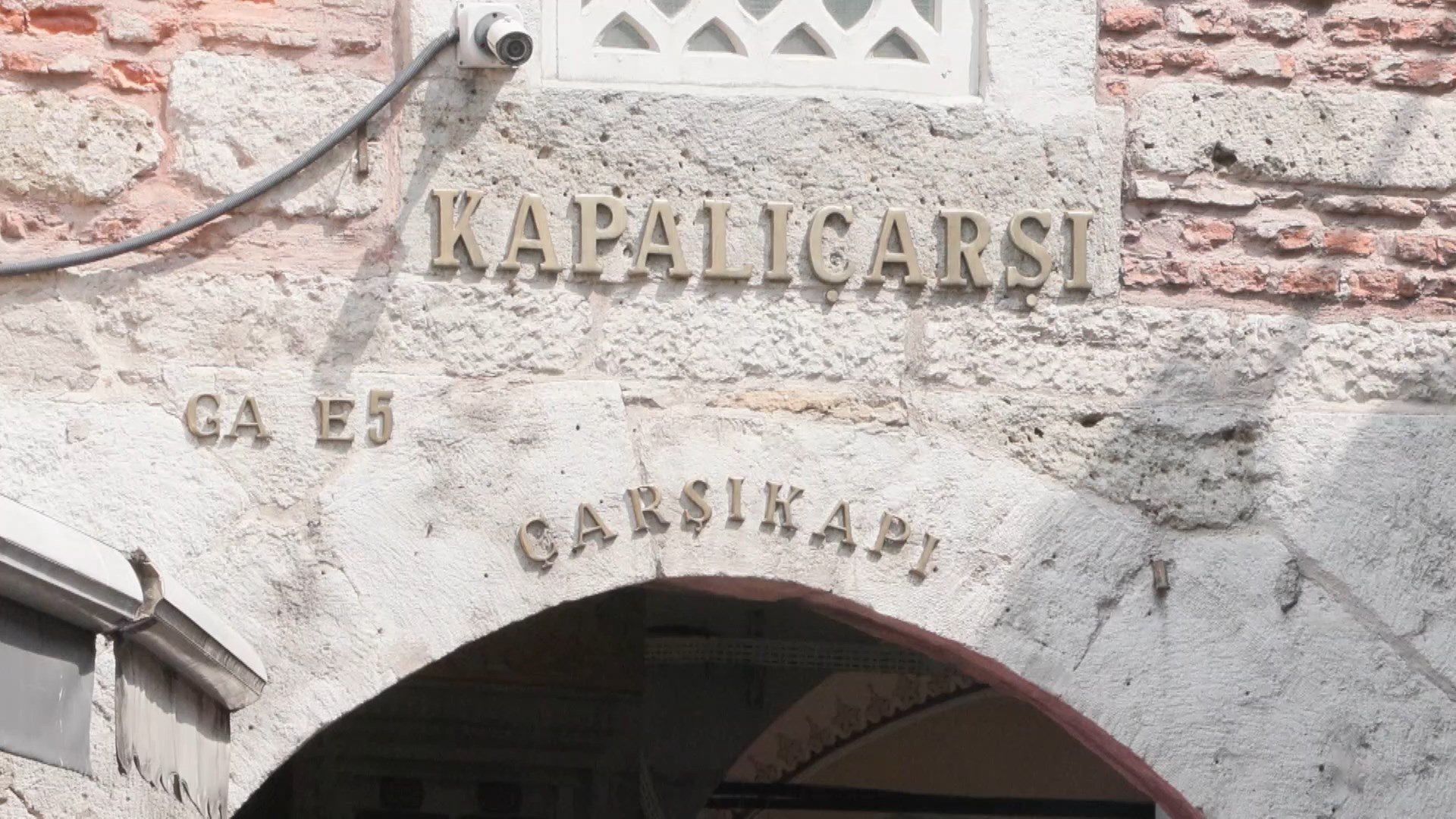 İstanbul Valisi Davut Gül, Kapalıçarşı esnafının sorunlarını dinledi.