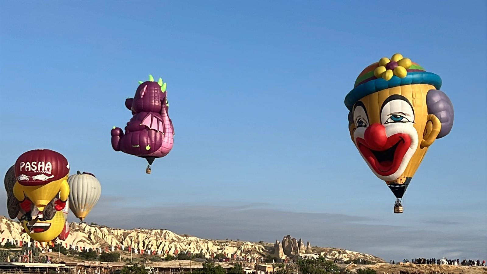 Kapadokya Balon Festivali gökyüzünde figürlü balonlar