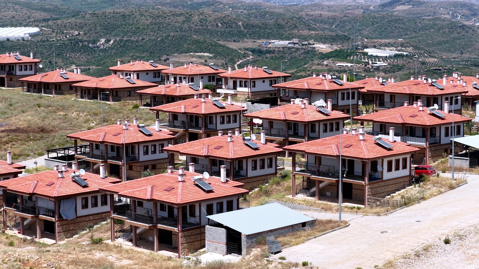 Bakan Murat Kurum, Manavgat yangını sonrası inşa edilen evlerde yaşayan ailelerle bir arada.