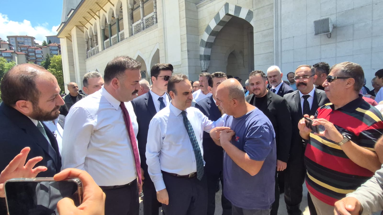 Bakan Kacır vatandaşlara aşure ikram etti