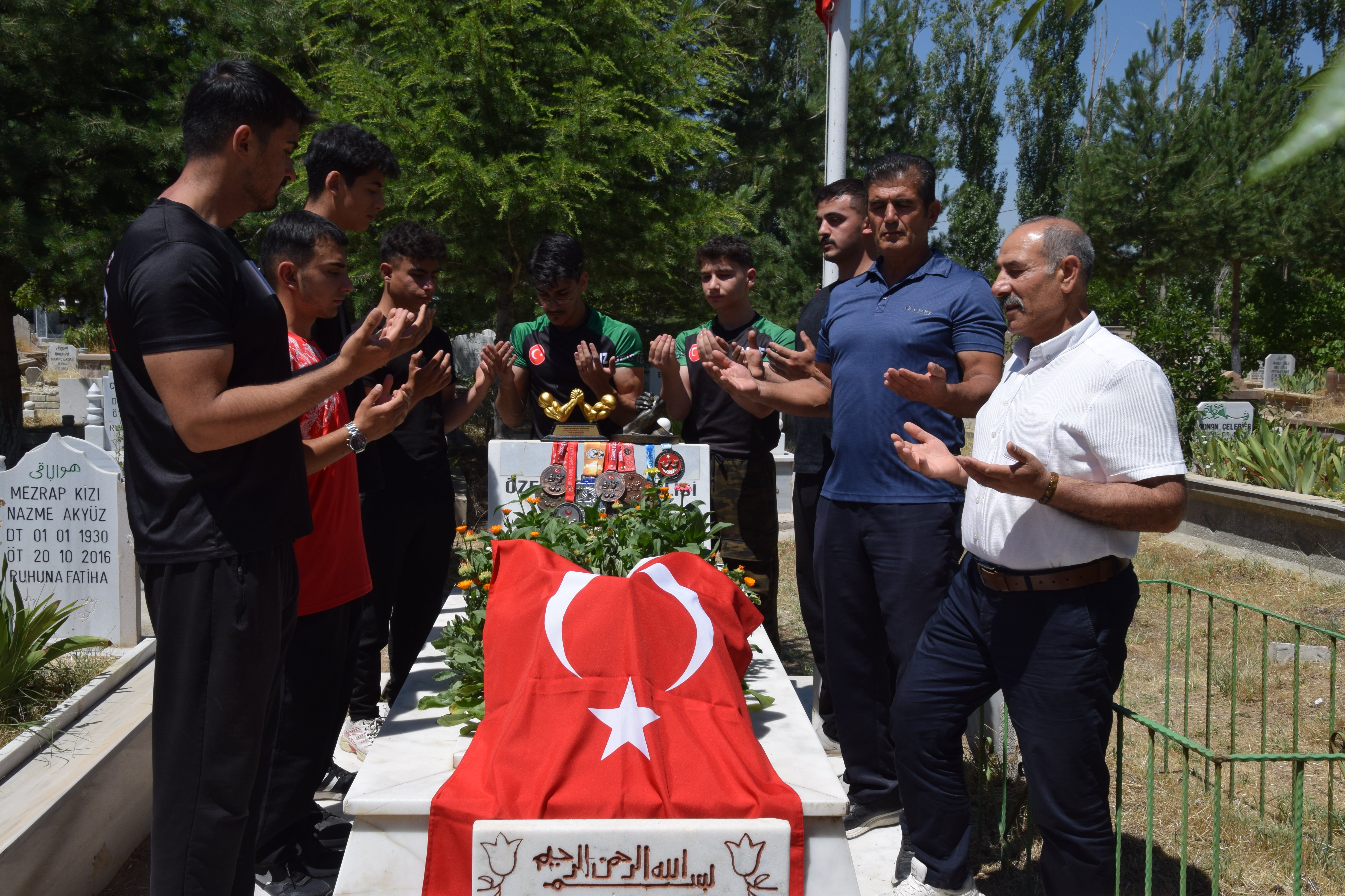 Şehit ağabeyi Bilal Hamuryen konuşurken