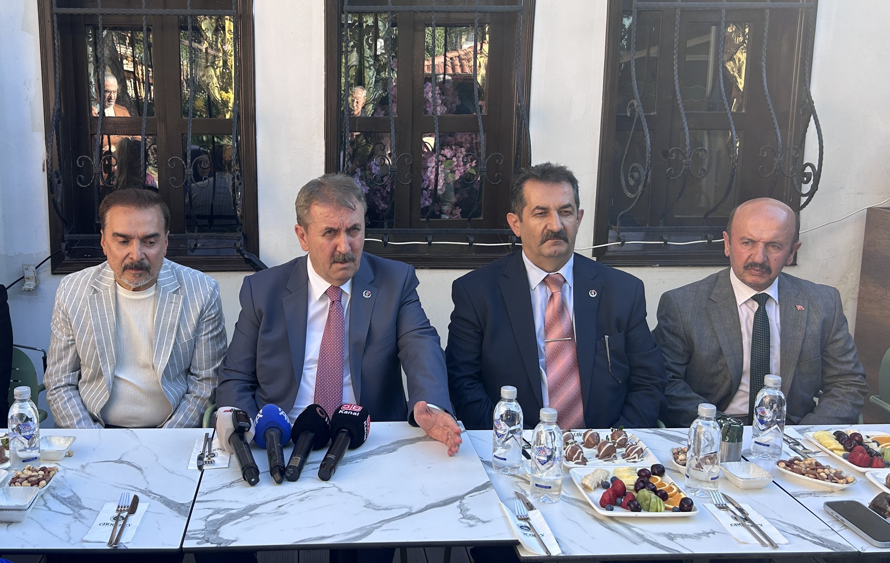 Mustafa Destici basın açıklaması yapıyor