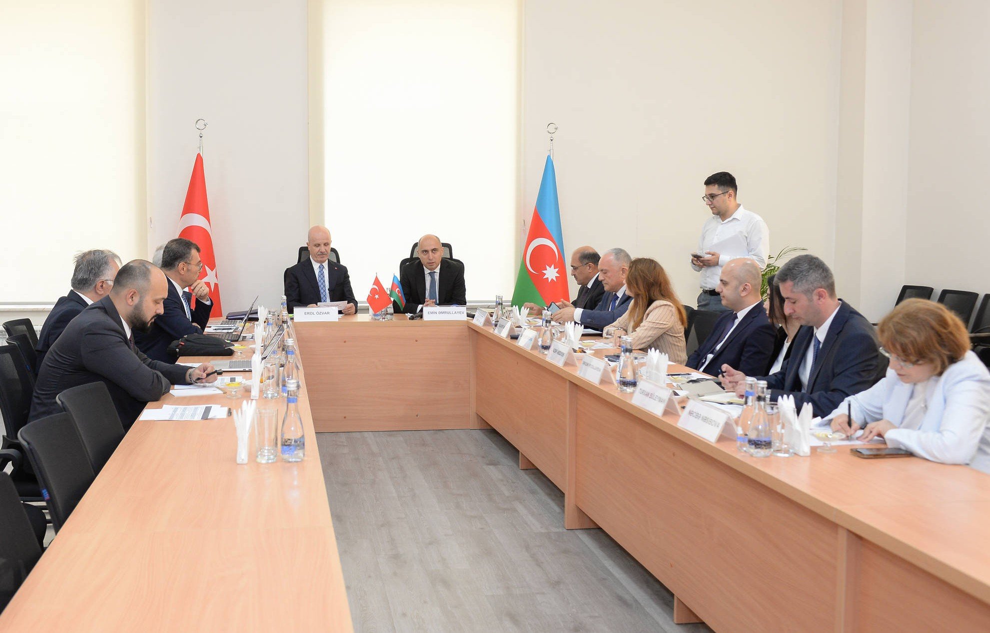 YÖK Başkanı Erol Özvar ve Azerbaycan Bilim ve Eğitim Bakanı Emin Amrullayev toplantı masasında