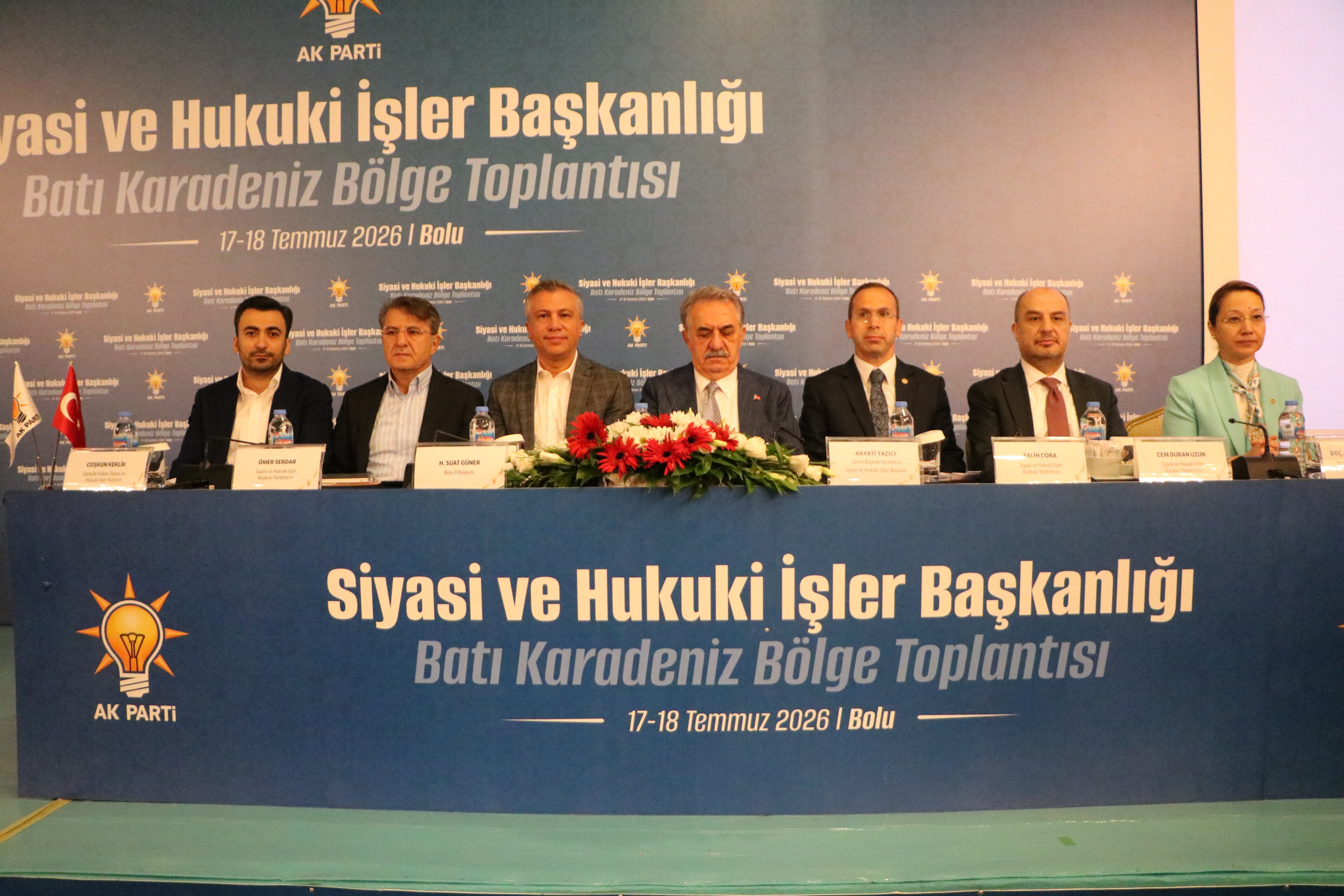 Toplantıya katılan partililer