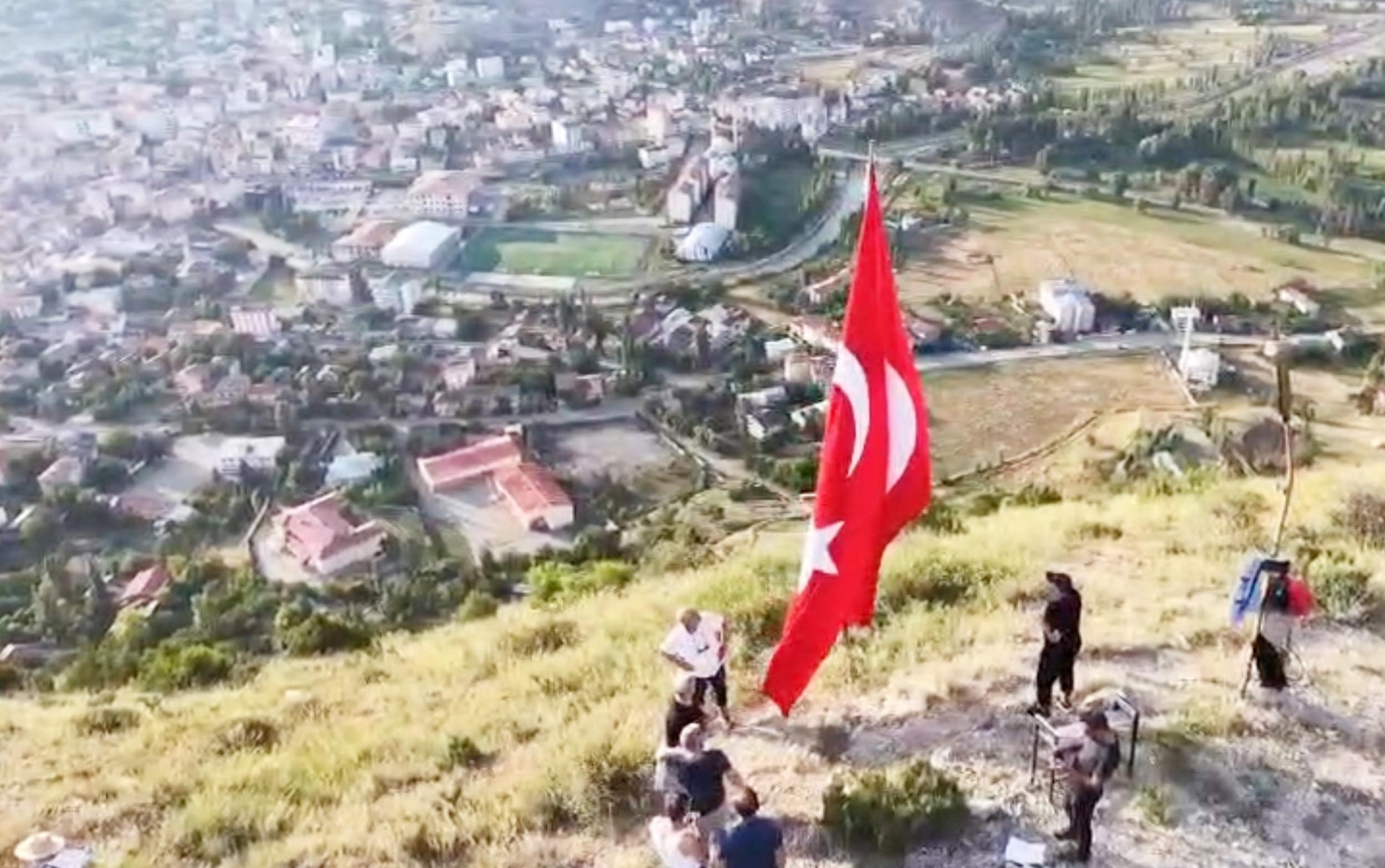 Stare Dağı bayrak değişimi, gönüllü tırmanışı