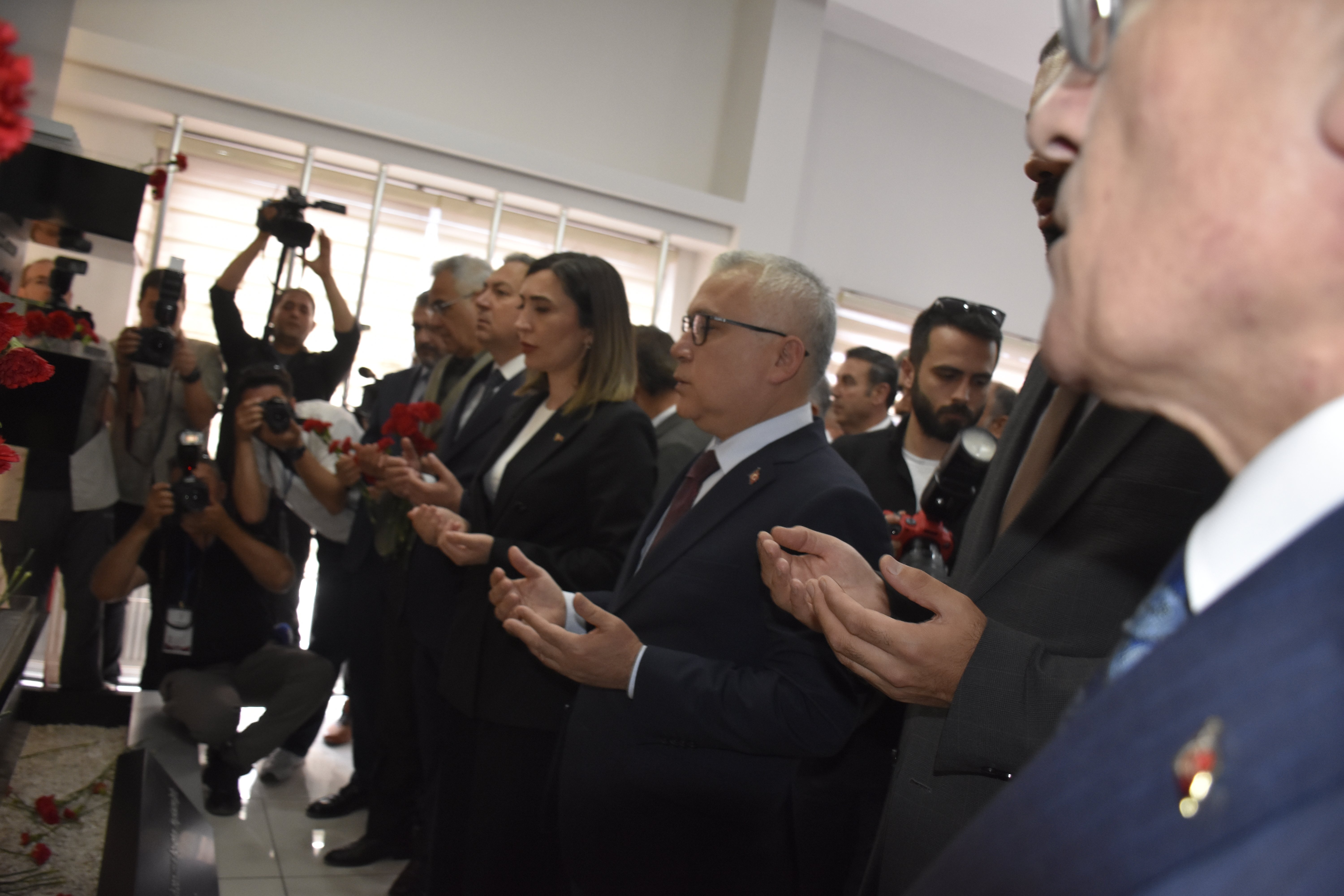 Karanfil bırakan yetkililer
