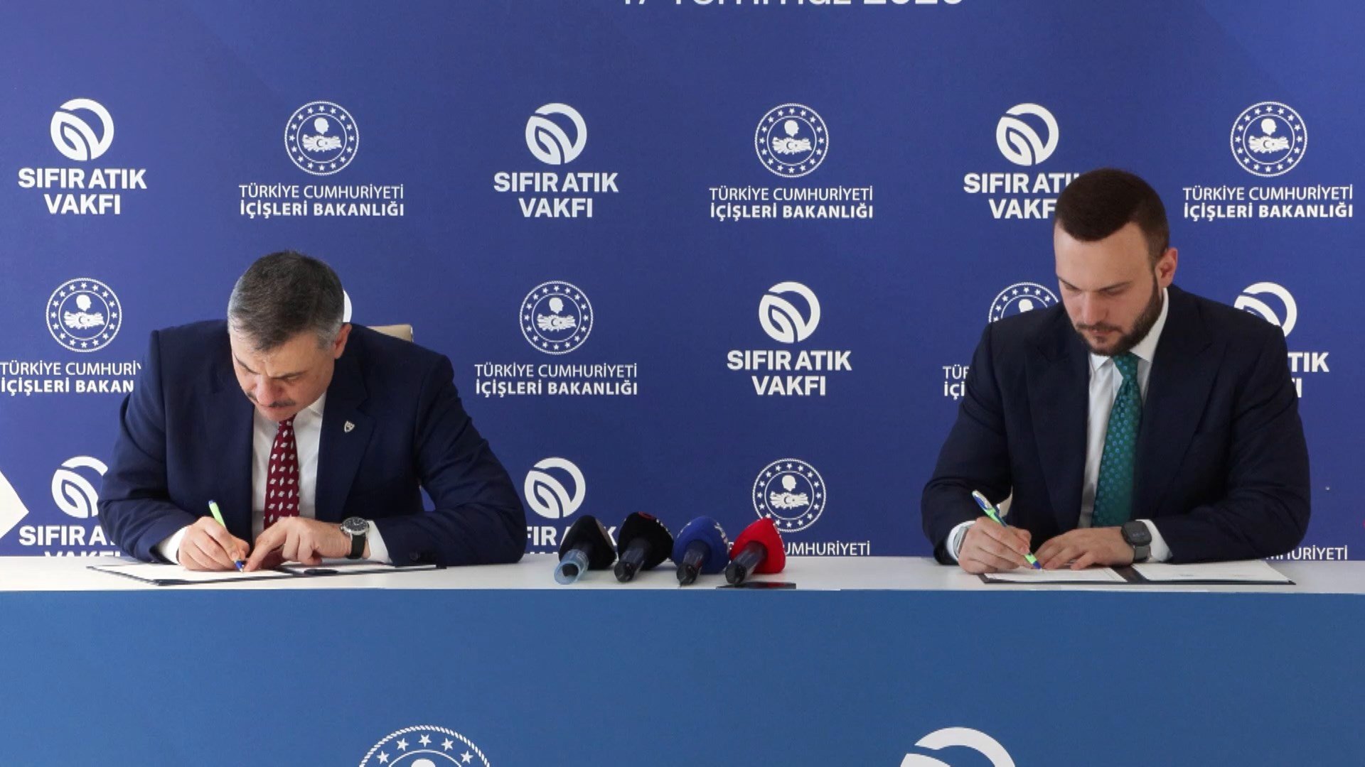 İçişleri Bakanı Mustafa Çiftçi ve Sıfır Atık Vakfı Başkanı Samed Ağırbaş protokol imza töreninde