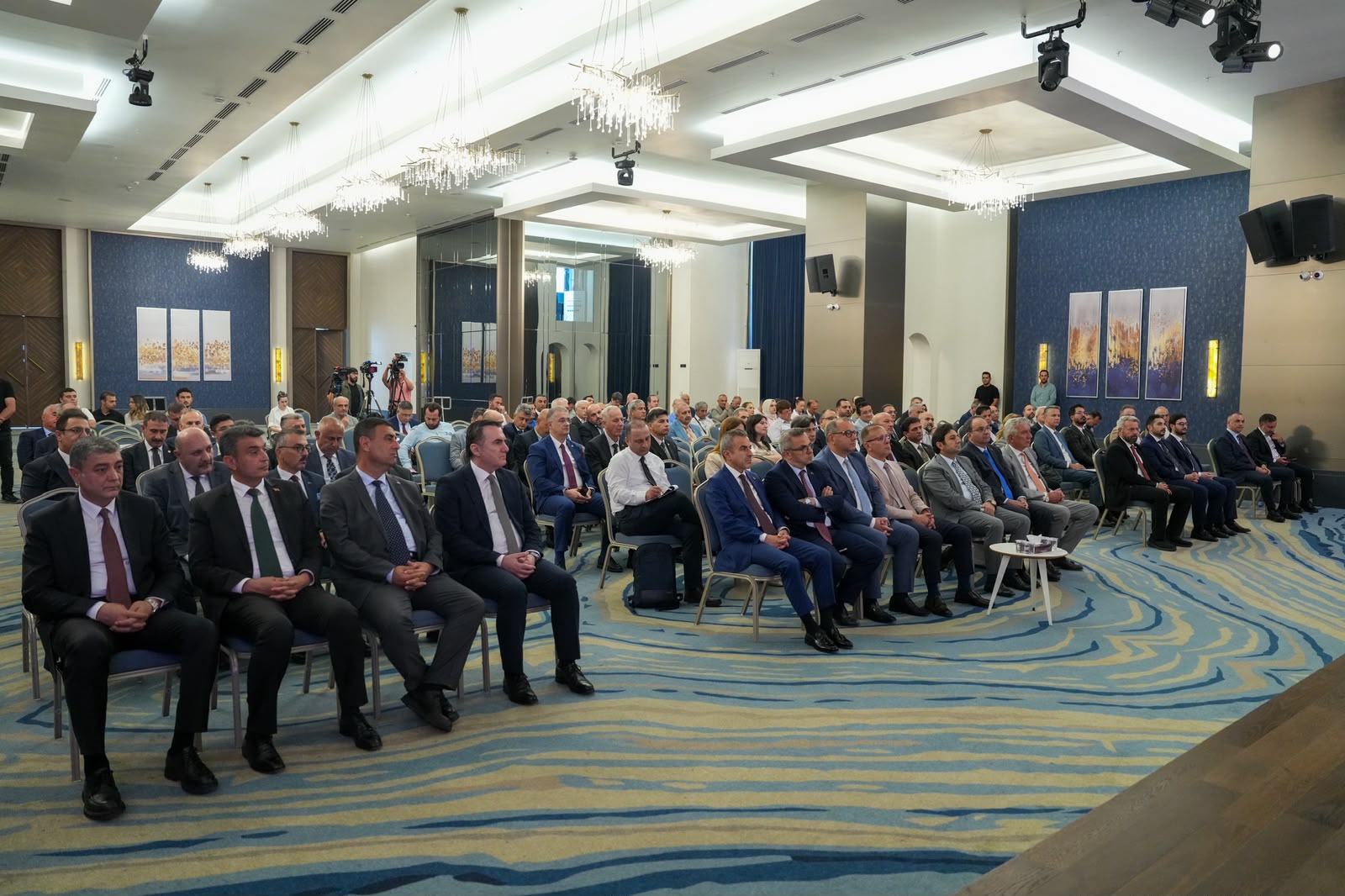İstanbul Valisi Davut Gül toplantıda yetkililere talimat veriyor