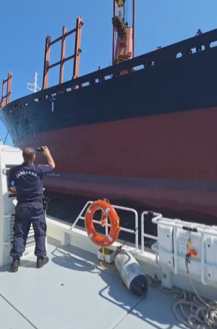 Soruşturma için gemiye intikal eden ekipler