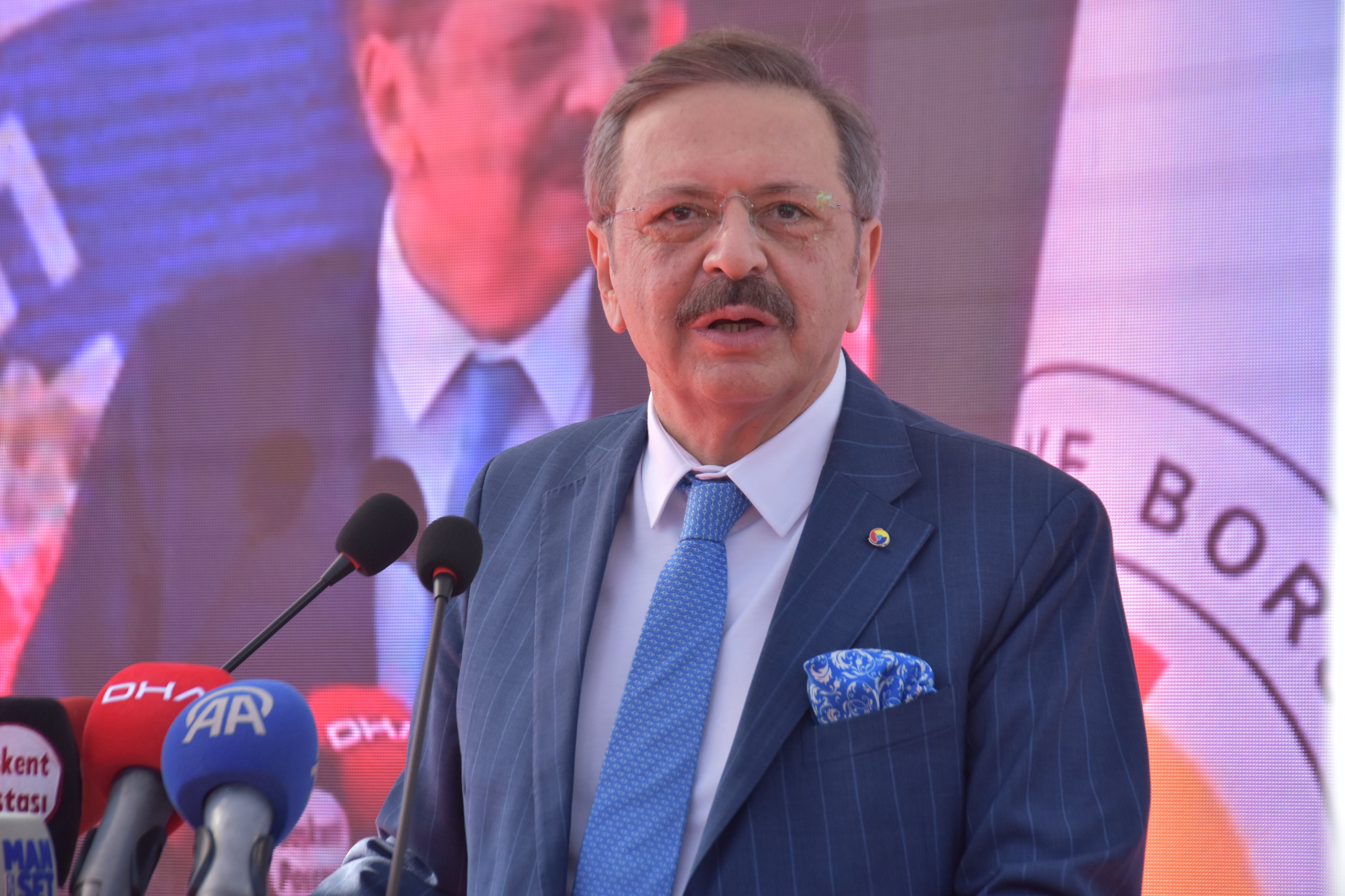 Hisarcıklıoğlu EBSO açılış kurdelesini kesiyor