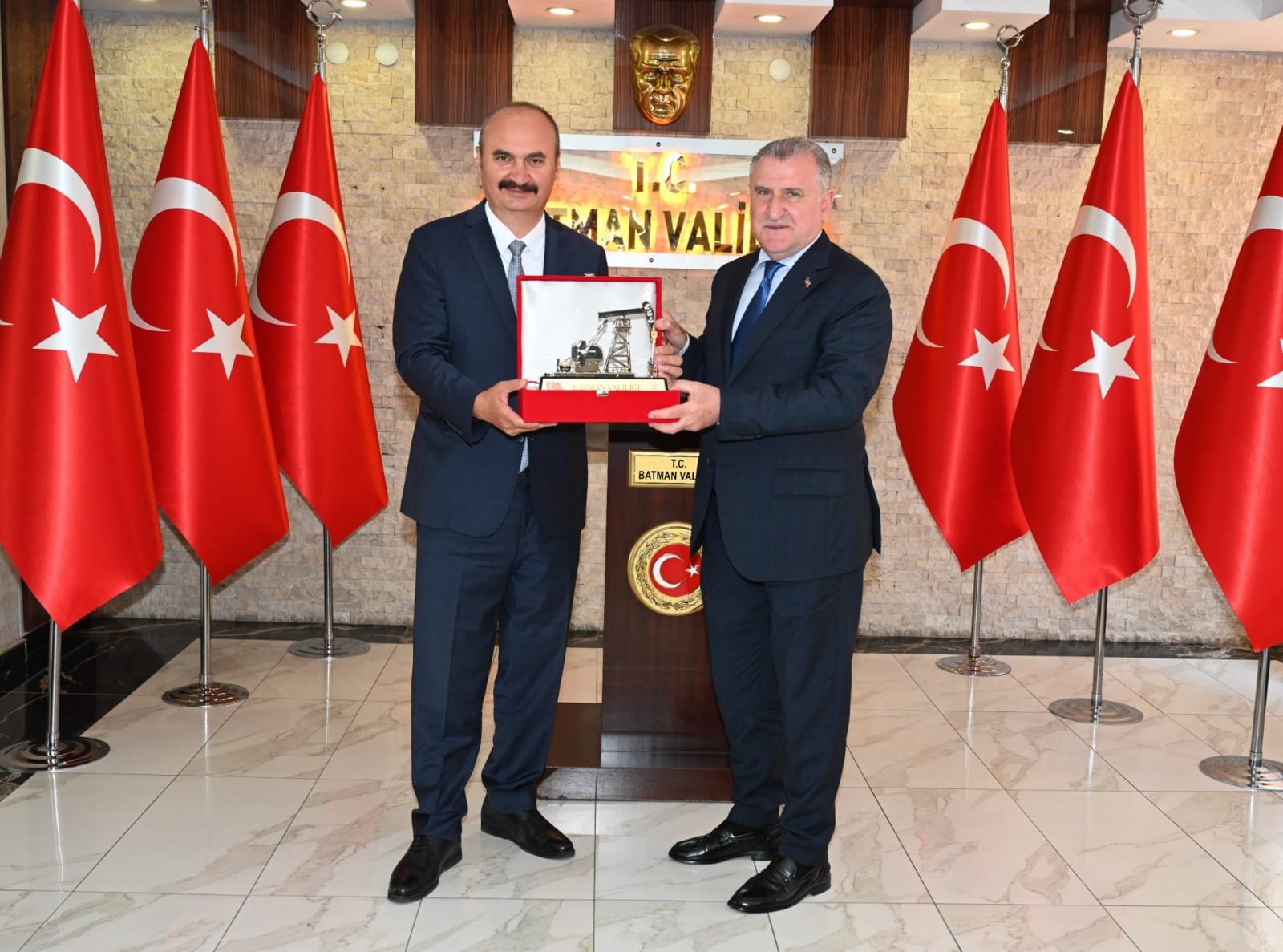 Bakan Bak AK Parti toplantısında konuşuyor