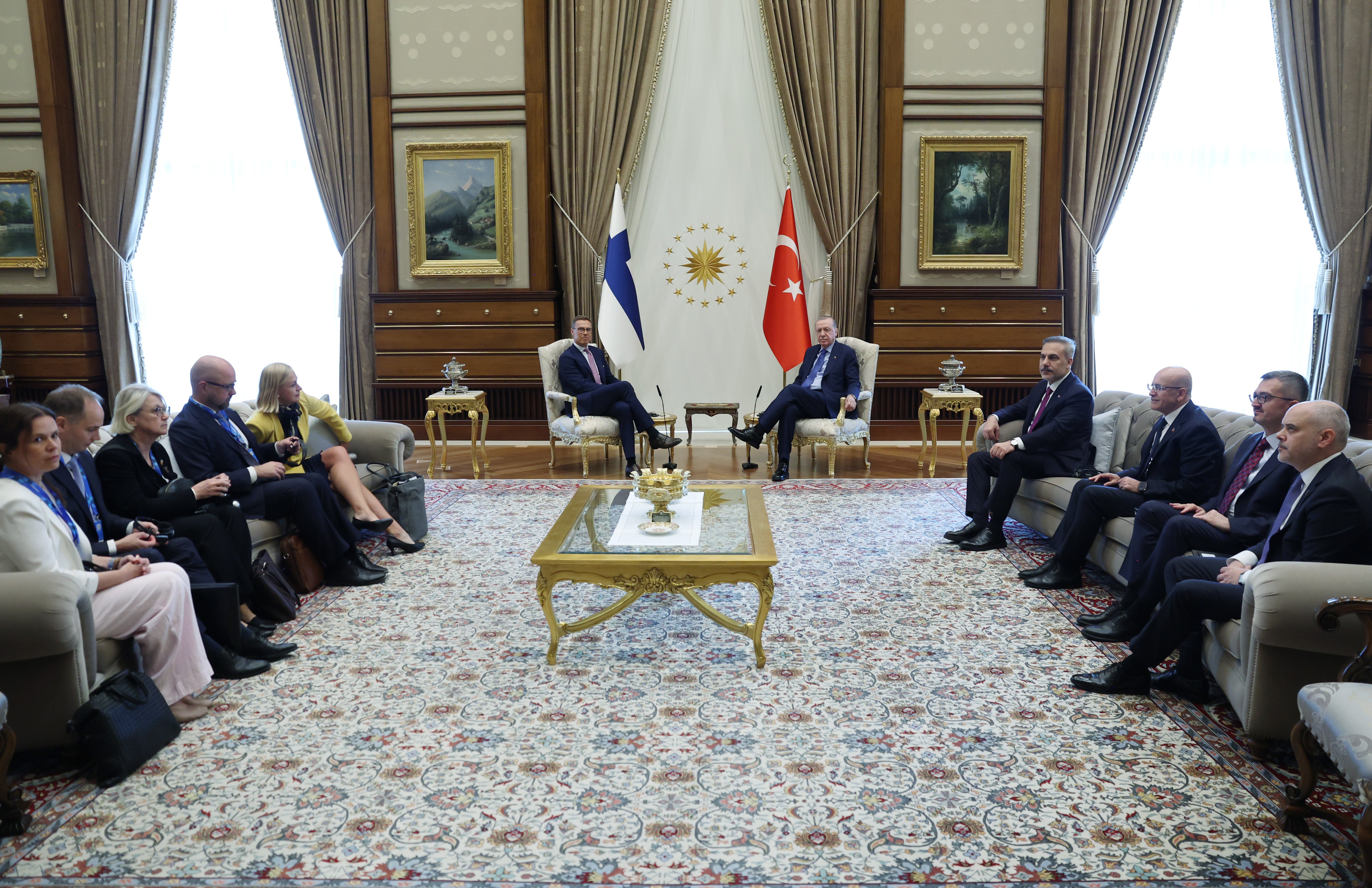 Cumhurbaşkanı Erdoğan ve Finlandiya Cumhurbaşkanı Stubb toplantı masasında