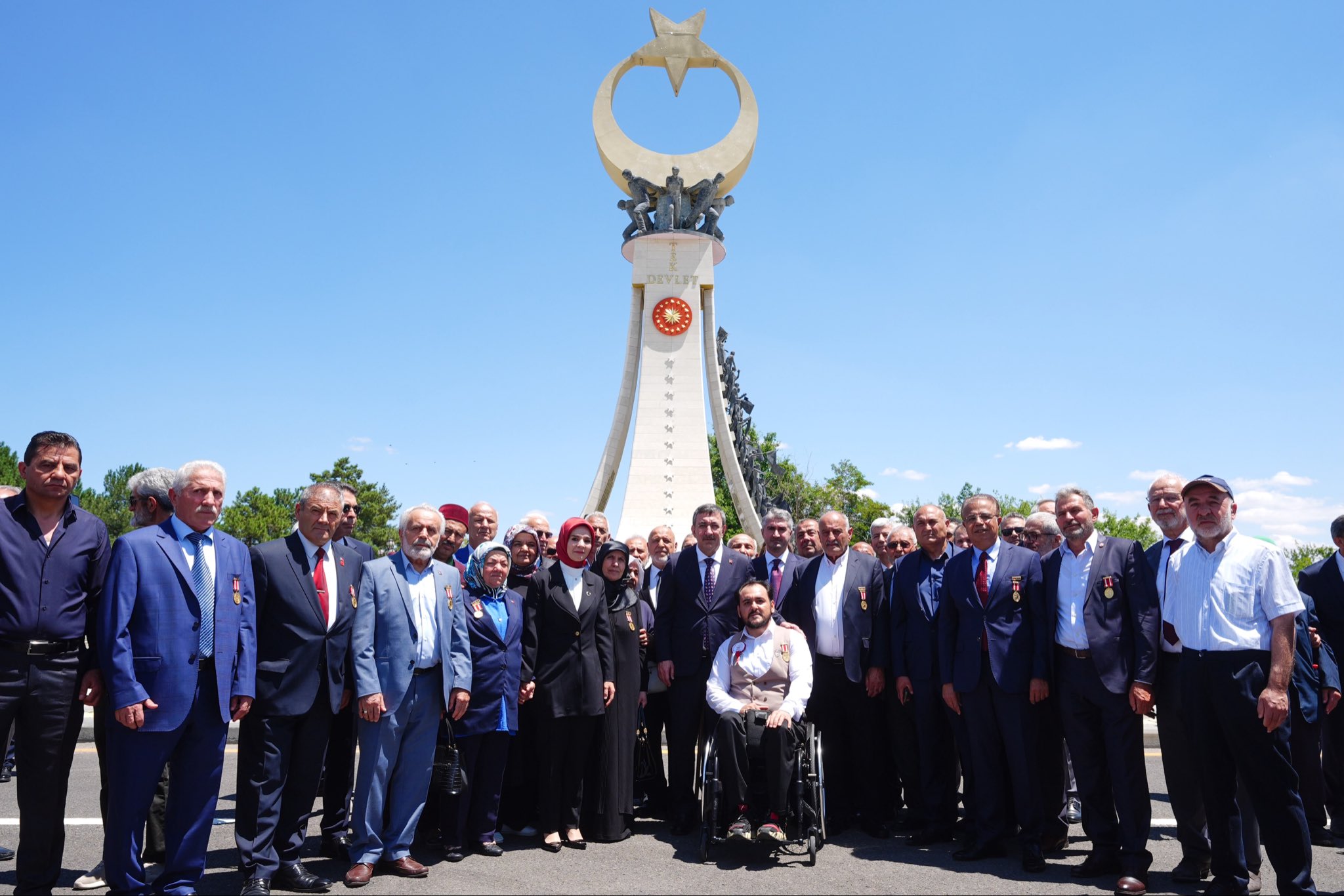 Cevdet Yılmaz 15 Temmuz anıtında dua