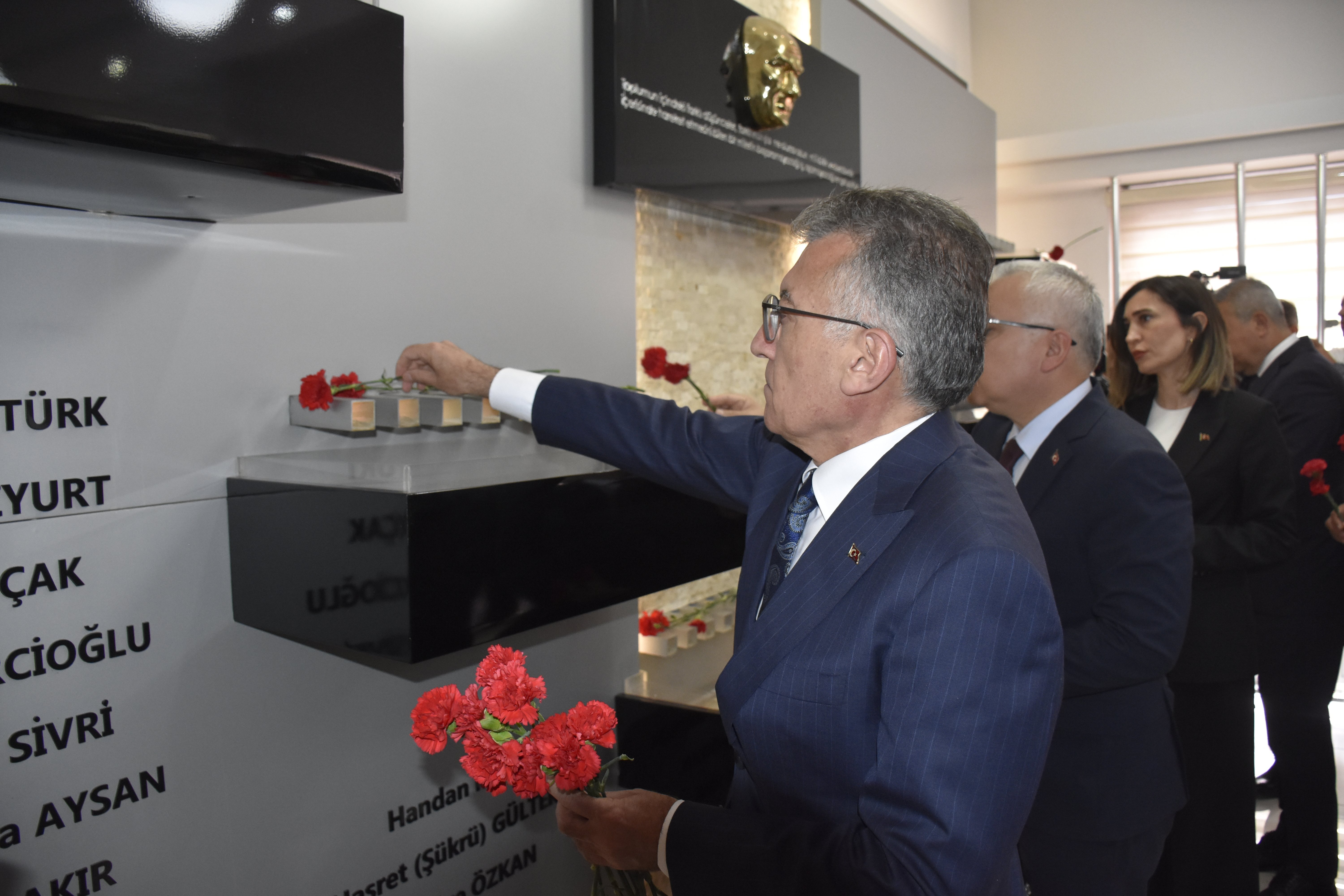 Madımak Oteli önünde anma töreni