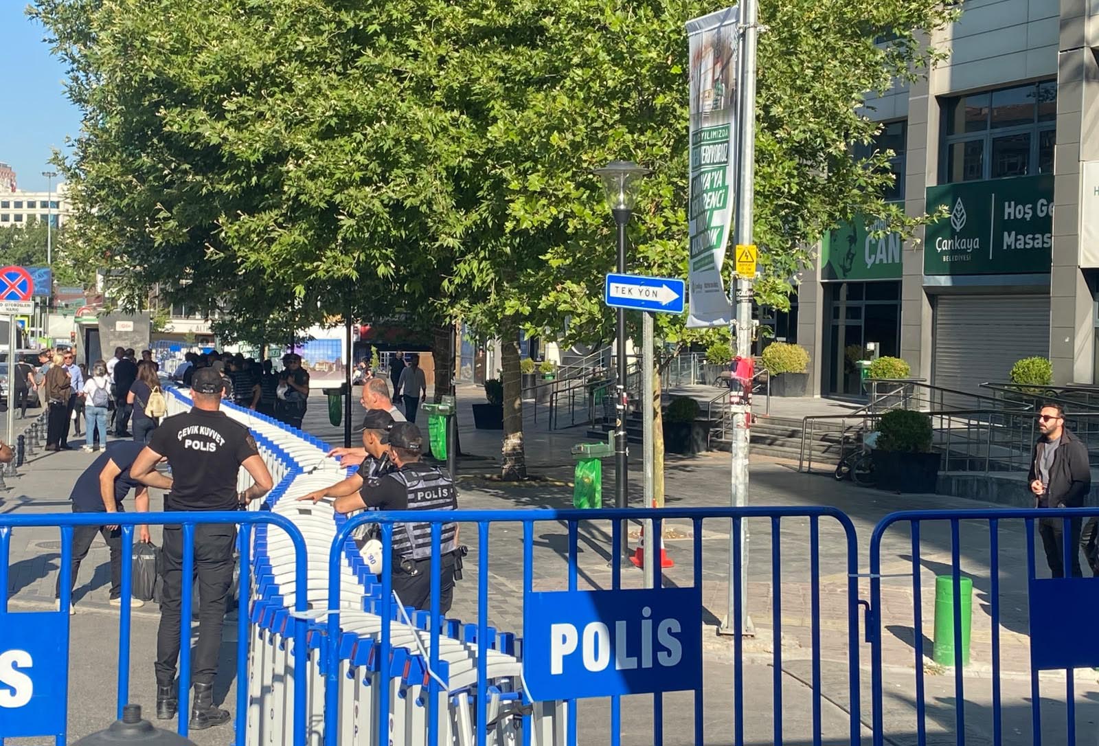 Çankaya Belediyesi önünde polis ve partililer