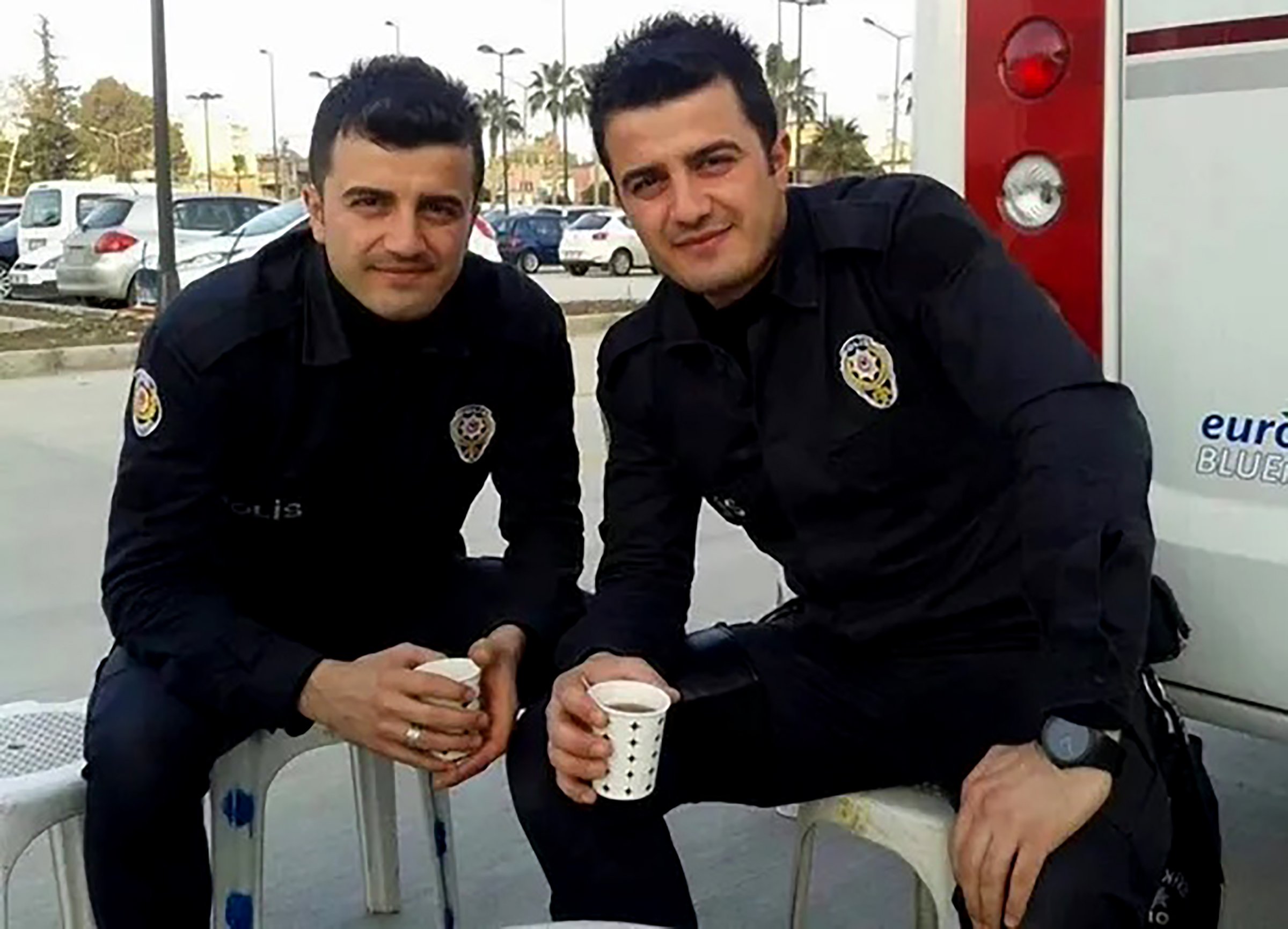 Şehit polislerin babası Hacı Ali Oruç mezar taşlarına sarıldı