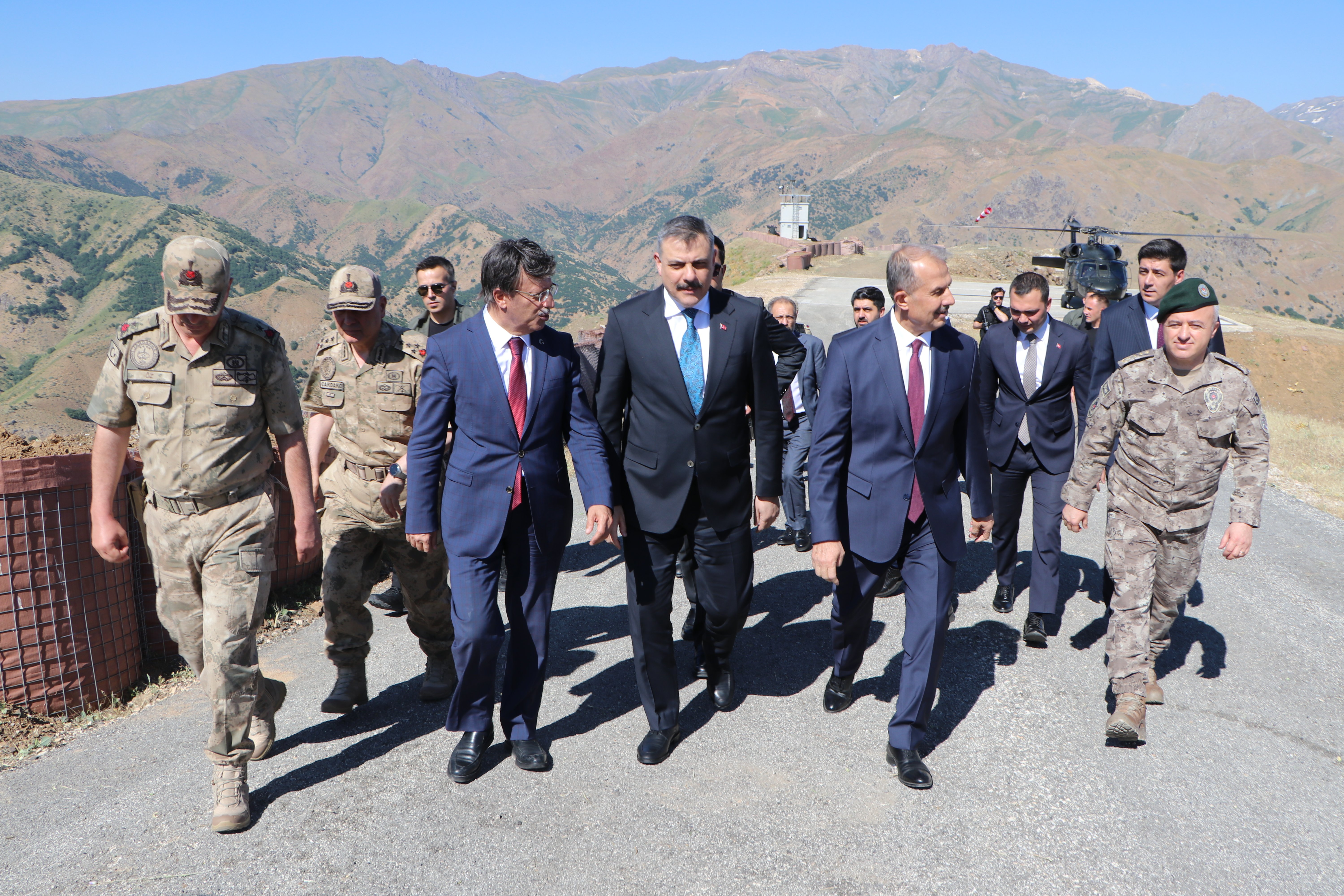 Bakan Çiftçi askerlerle